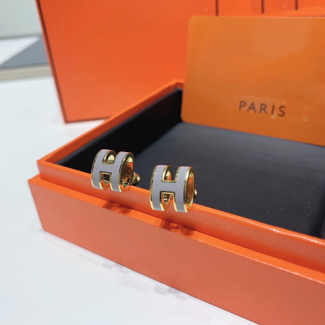 GOLD LACQUERED MINI POP H EARRINGS LIGHT GRAY