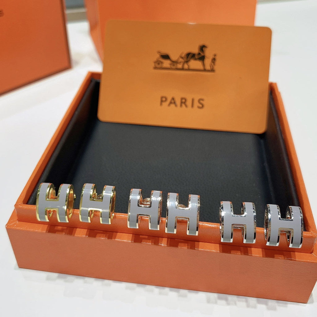 GOLD LACQUERED MINI POP H EARRINGS LIGHT GRAY