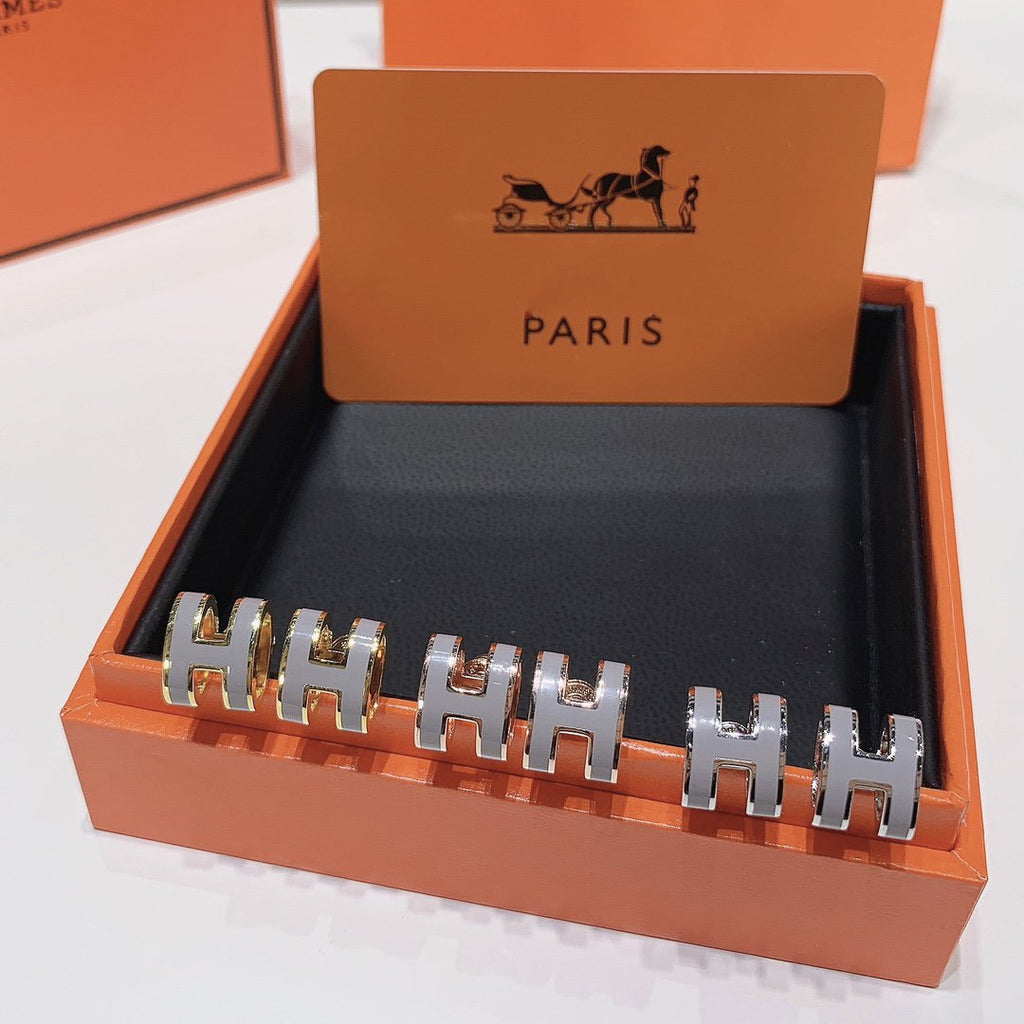 GOLD LACQUERED MINI POP H EARRINGS LIGHT GRAY