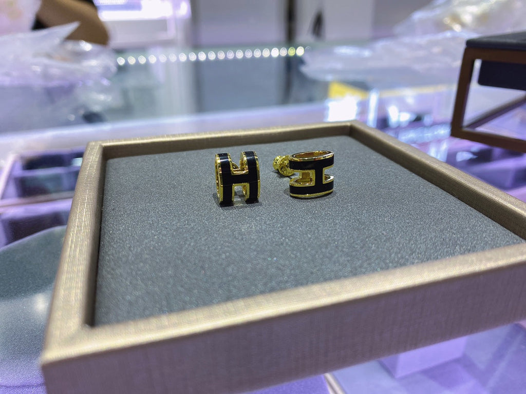 CLASSIC BLACK H ENAMEL OVAL STUD EARRINGS