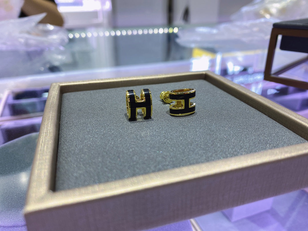 CLASSIC BLACK H ENAMEL OVAL STUD EARRINGS