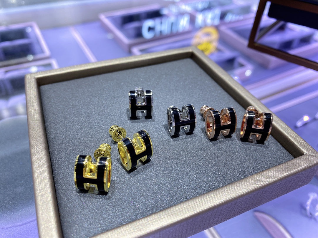 CLASSIC BLACK H ENAMEL OVAL STUD EARRINGS