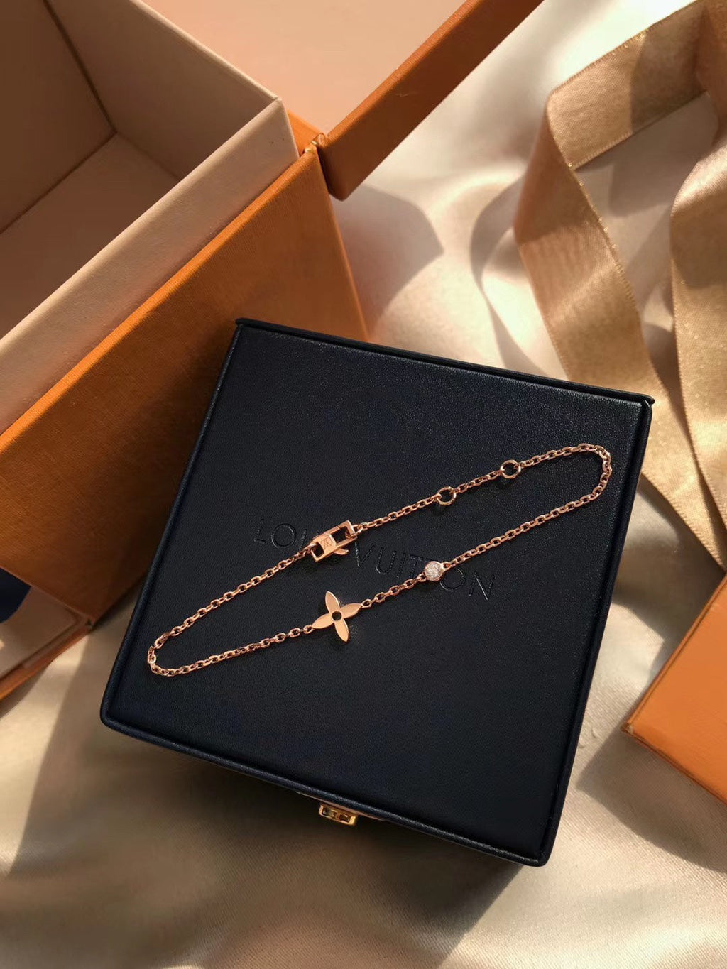 LV BLOSSOM SERIES SINGLE FLOWER DIAMOND COLLARBONE NECKLACE