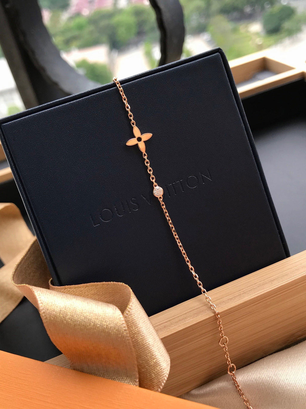 LV BLOSSOM SERIES SINGLE FLOWER DIAMOND COLLARBONE NECKLACE