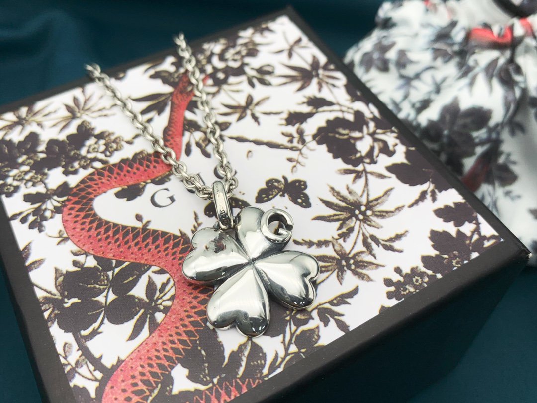 GG SILVER CLOVER NECKLACE