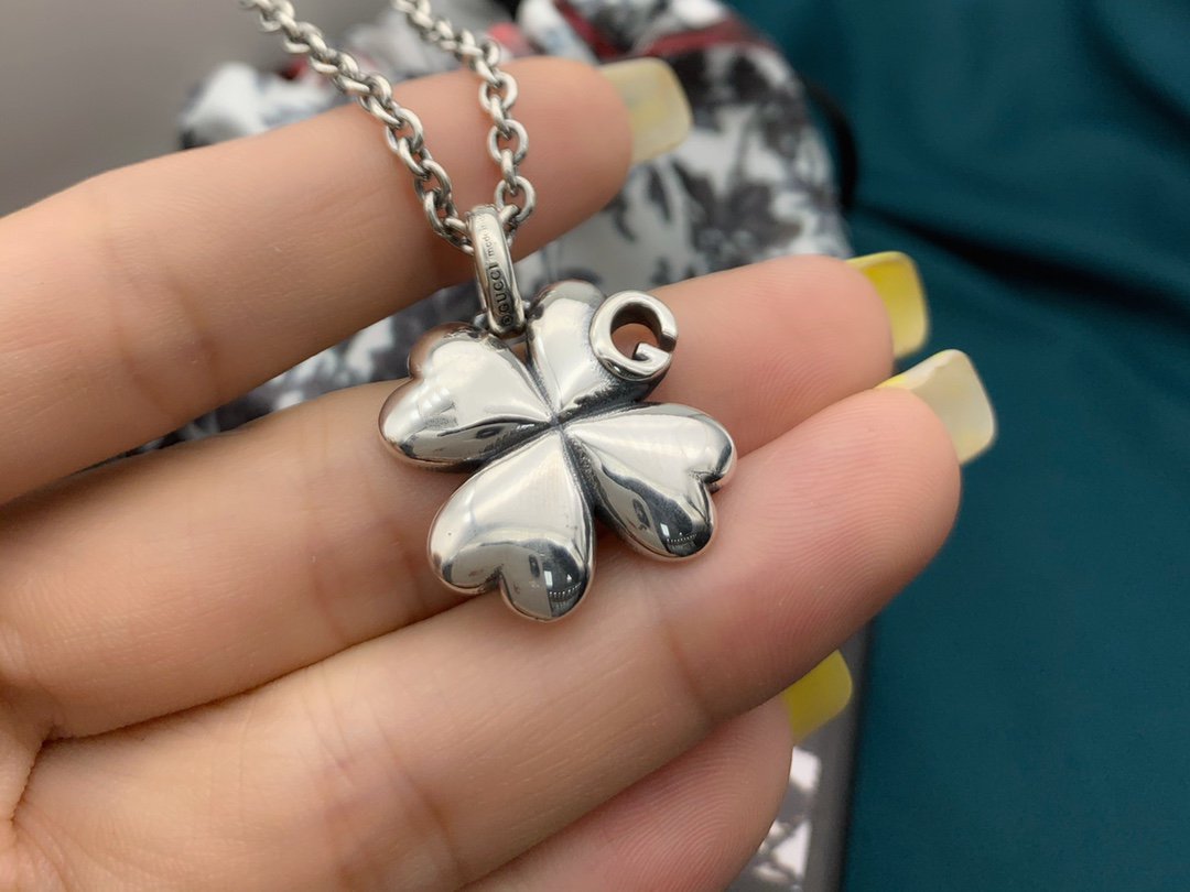 GG SILVER CLOVER NECKLACE