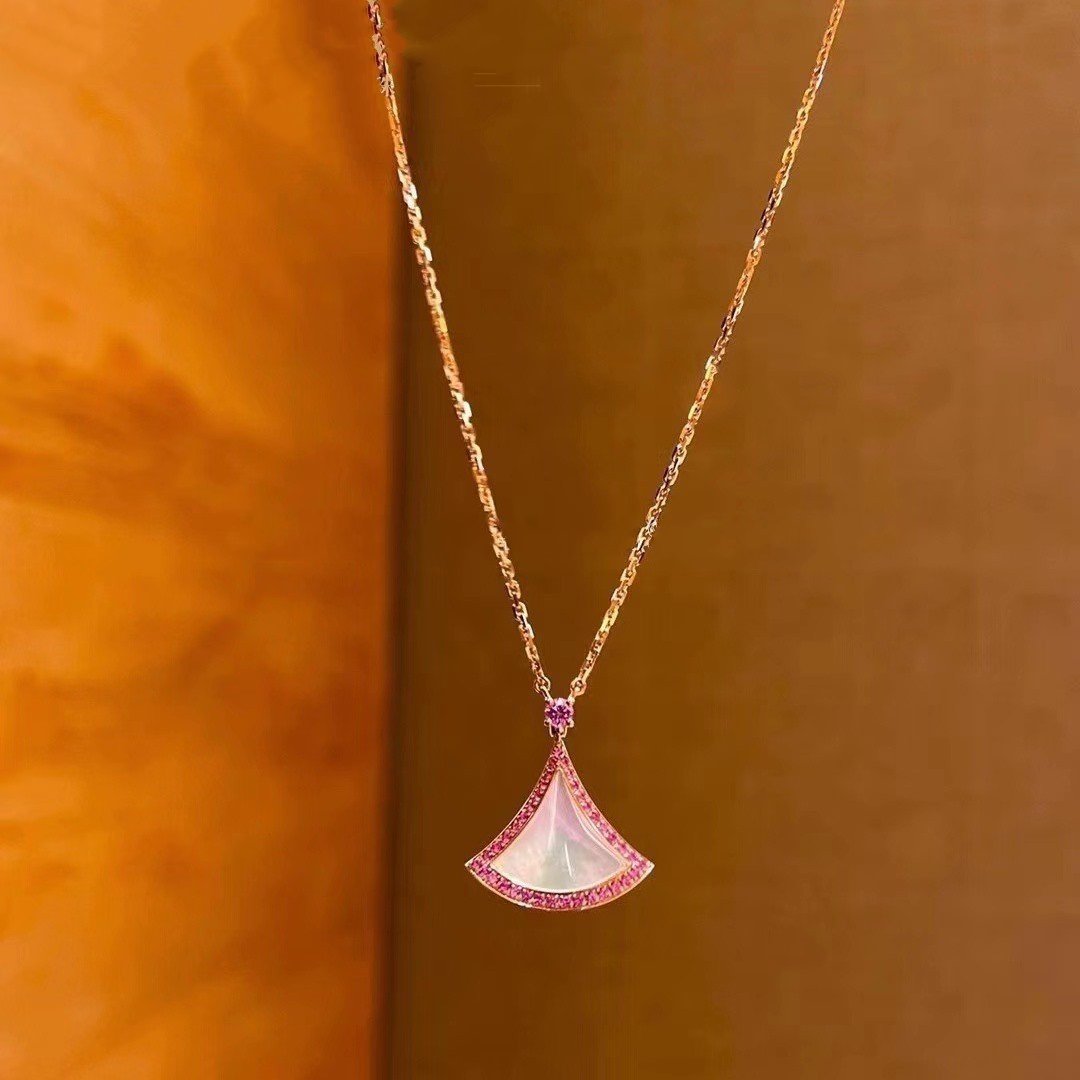 bulgari-divas-dream-necklace-rose-gold-mother-of-pearl-and-pink-sapphires-ref-359938-CORAL-20_4a5f51d6-651a-416f-9752-e9ab0967c695.jpg