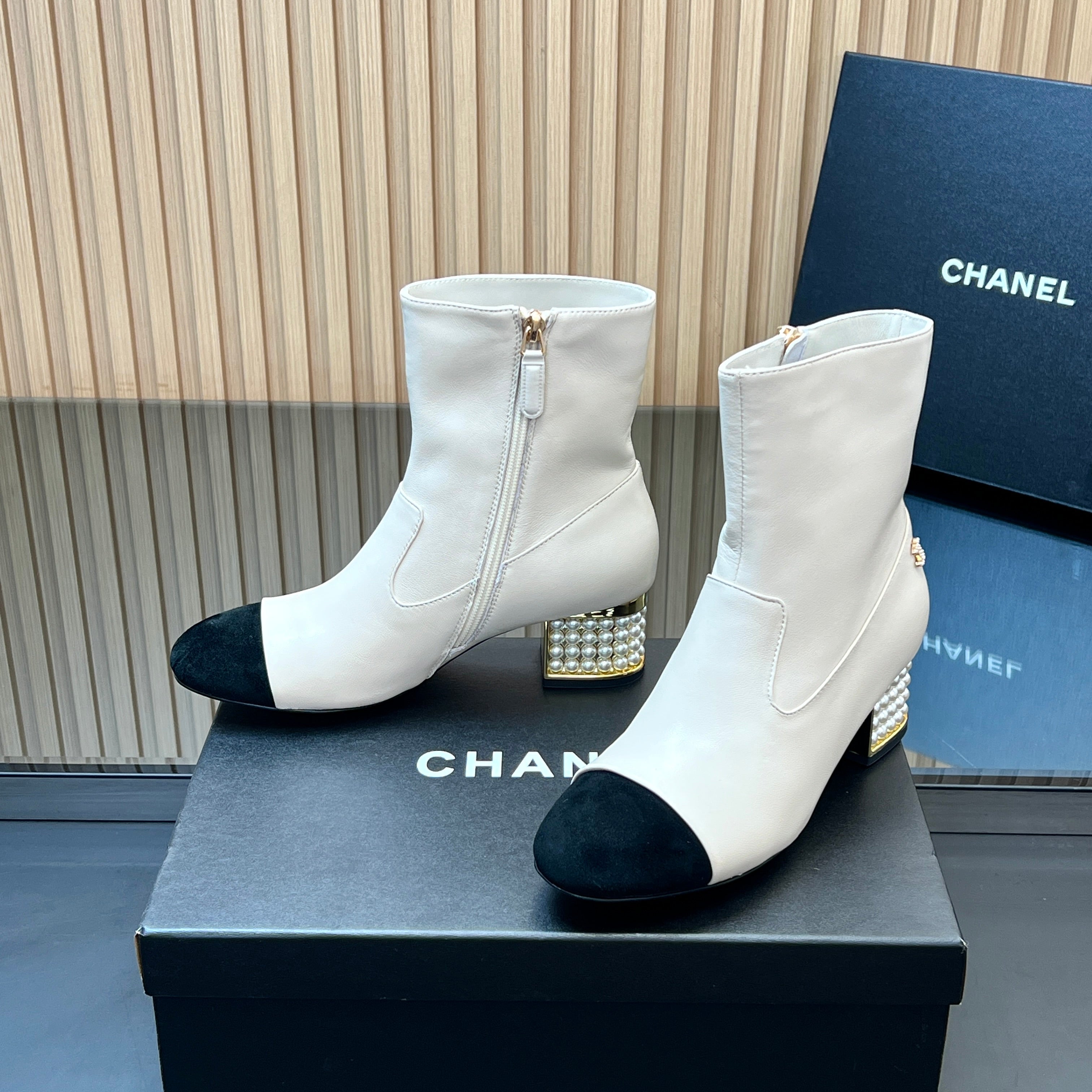CHANEL 25S TALL BOOTS WITH PEARL DETAILS 50MM IN WHITE CALFSKIN AND BLACK SUEDE