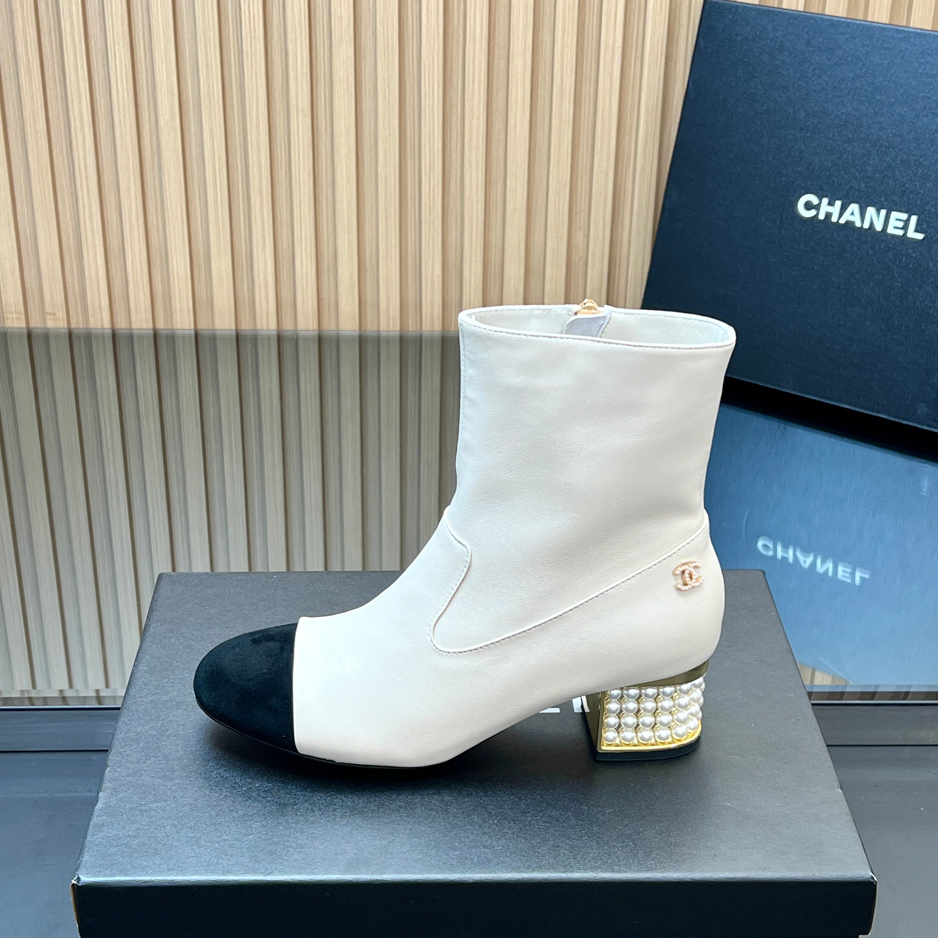 CHANEL 25S TALL BOOTS WITH PEARL DETAILS 50MM IN WHITE CALFSKIN AND BLACK SUEDE