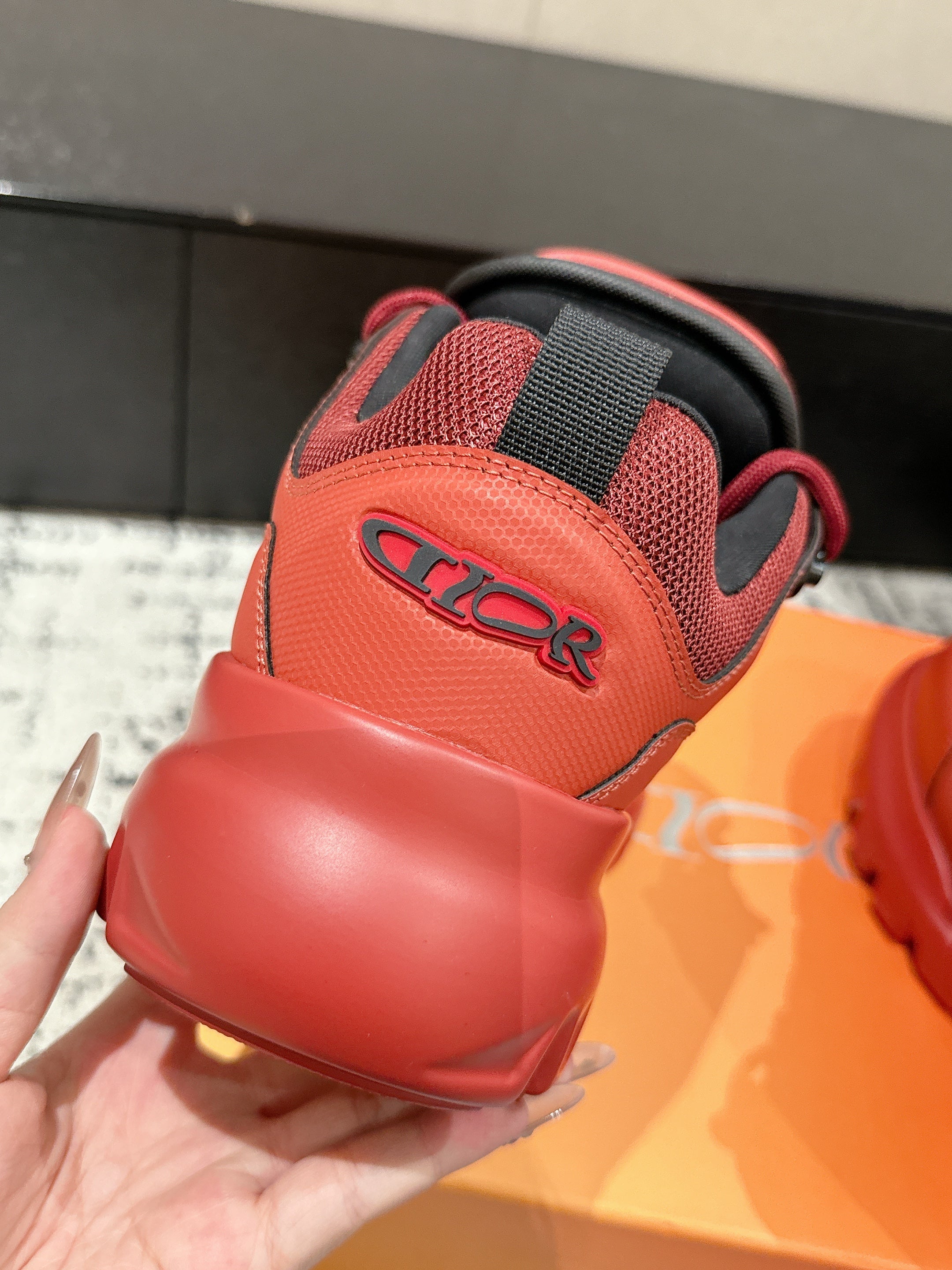 SNEAKER IN RUBY RED CALFSKIN AND BREATHABLE MESH 175307