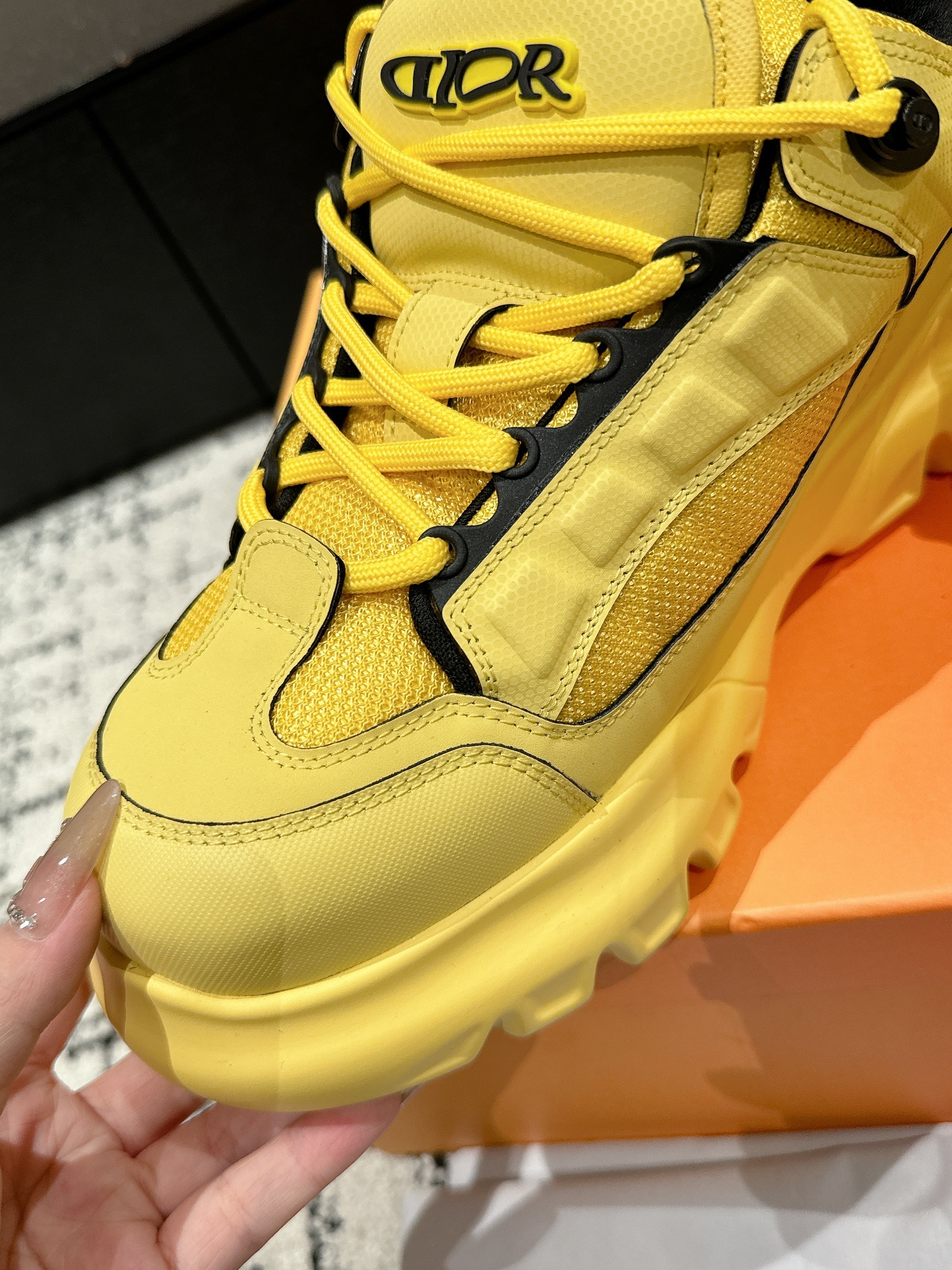 SNEAKER IN LEMON YELLOW CALFSKIN AND BREATHABLE MESH 175309