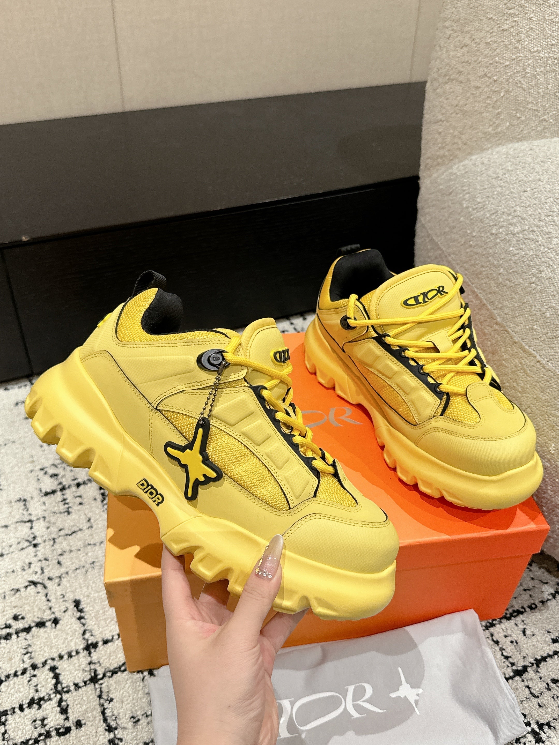 SNEAKER IN LEMON YELLOW CALFSKIN AND BREATHABLE MESH 175309