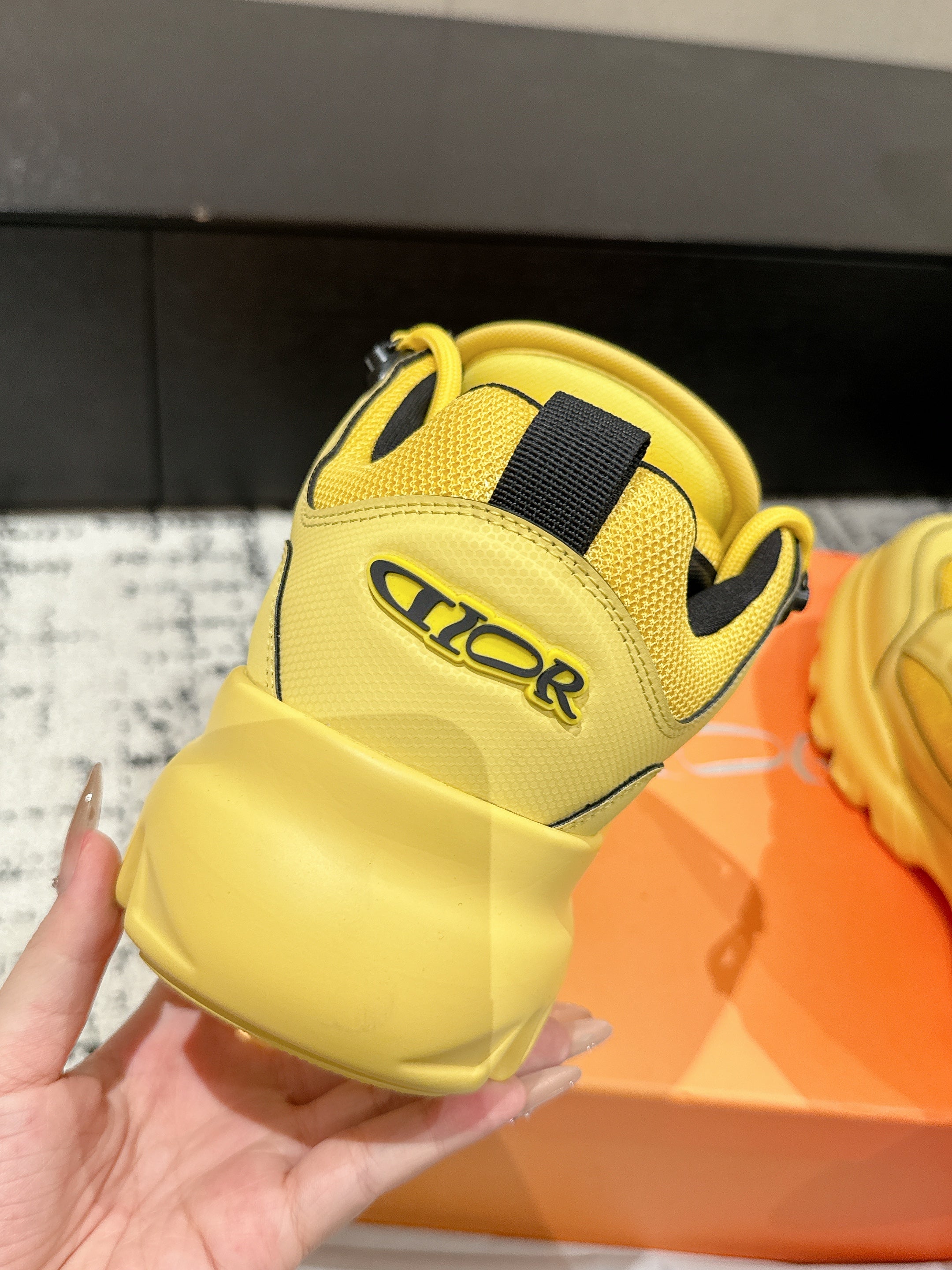 SNEAKER IN LEMON YELLOW CALFSKIN AND BREATHABLE MESH 175309