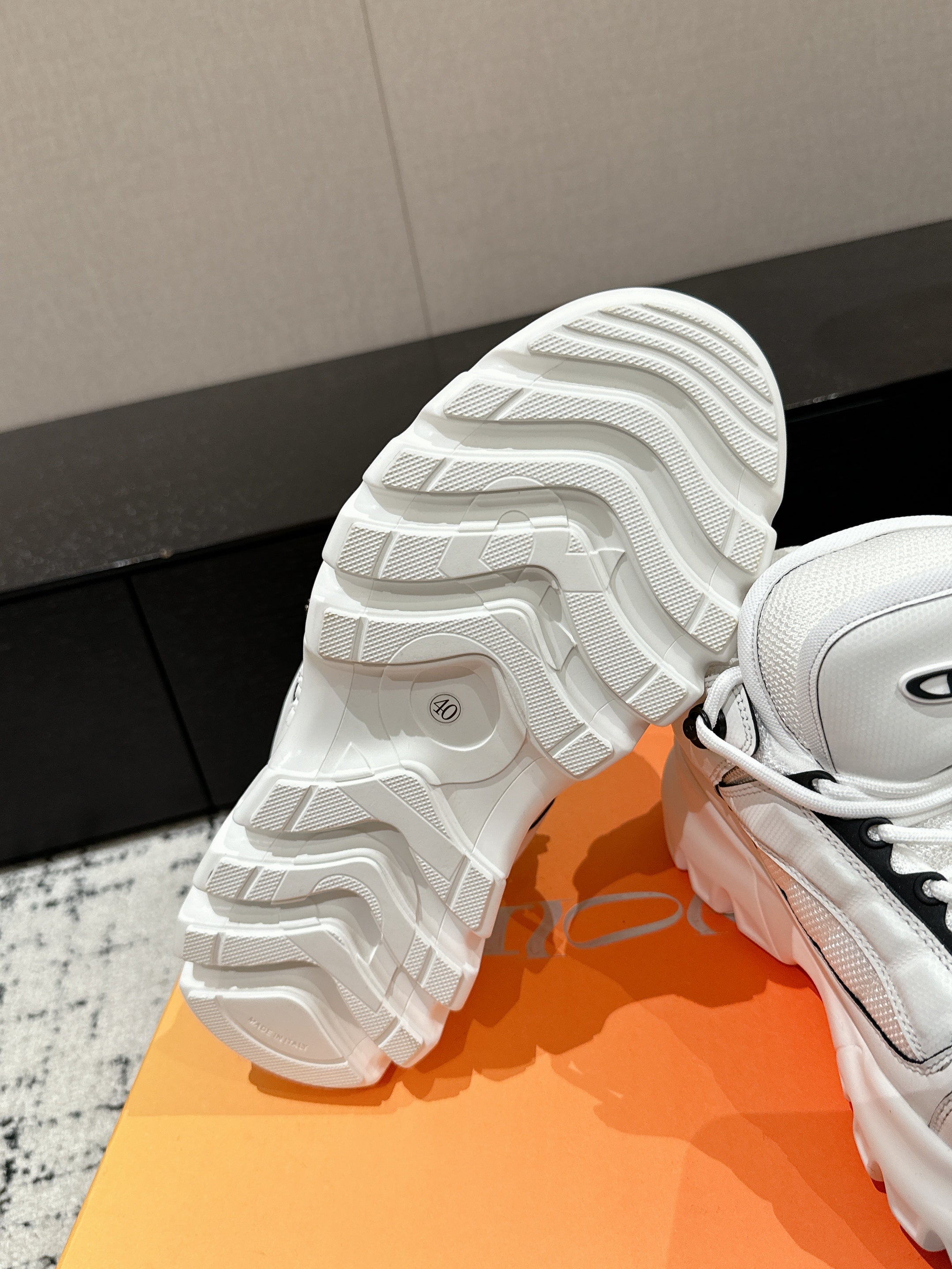 SNEAKER IN WHITE CALFSKIN AND BREATHABLE MESH 175310