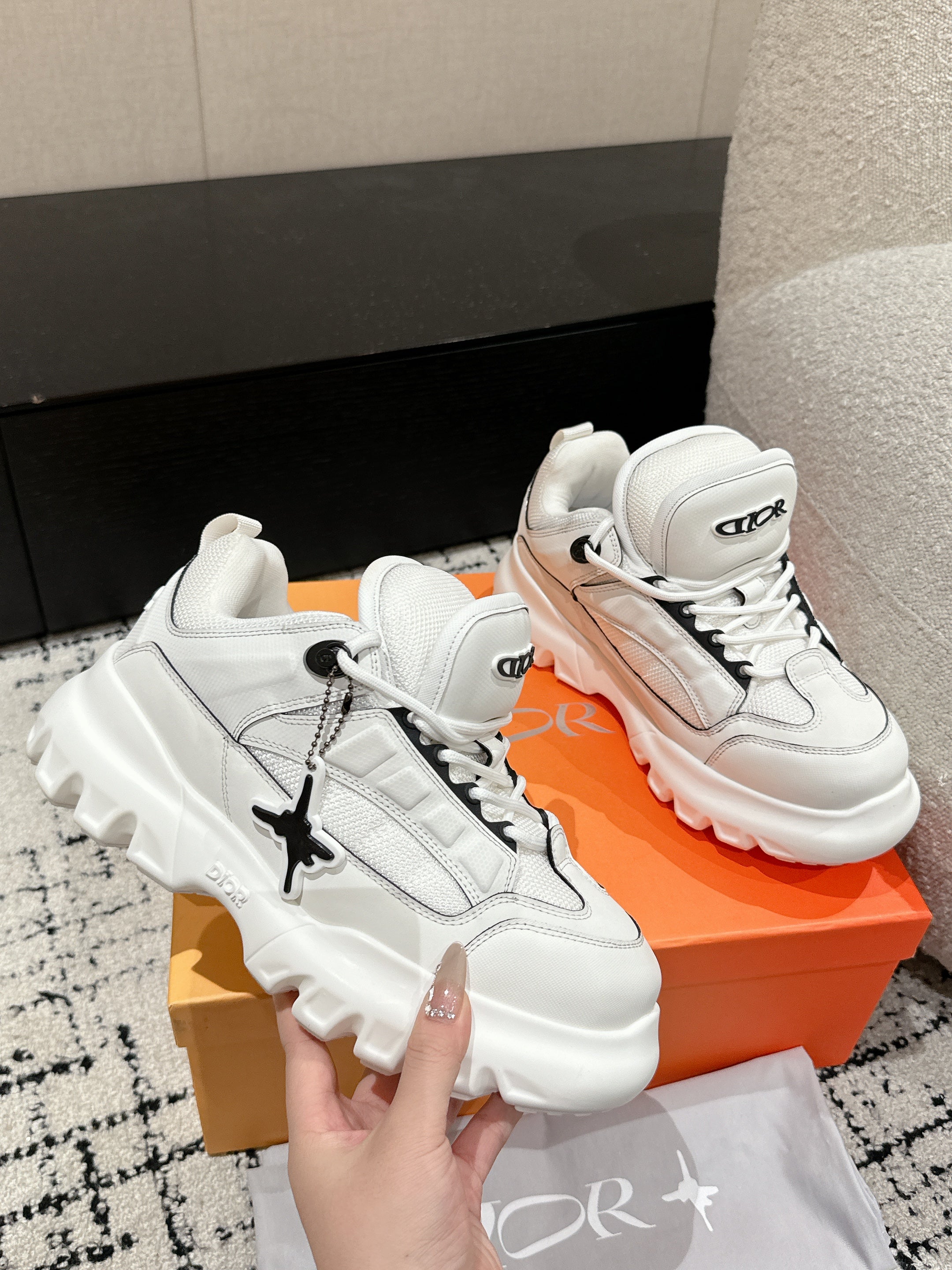 SNEAKER IN WHITE CALFSKIN AND BREATHABLE MESH 175310