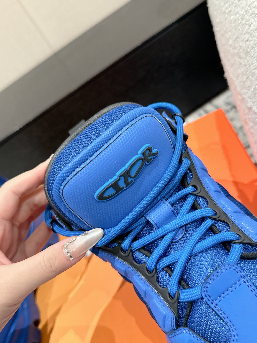 SNEAKER IN COBALT BLUE CALFSKIN AND BREATHABLE MESH 175311