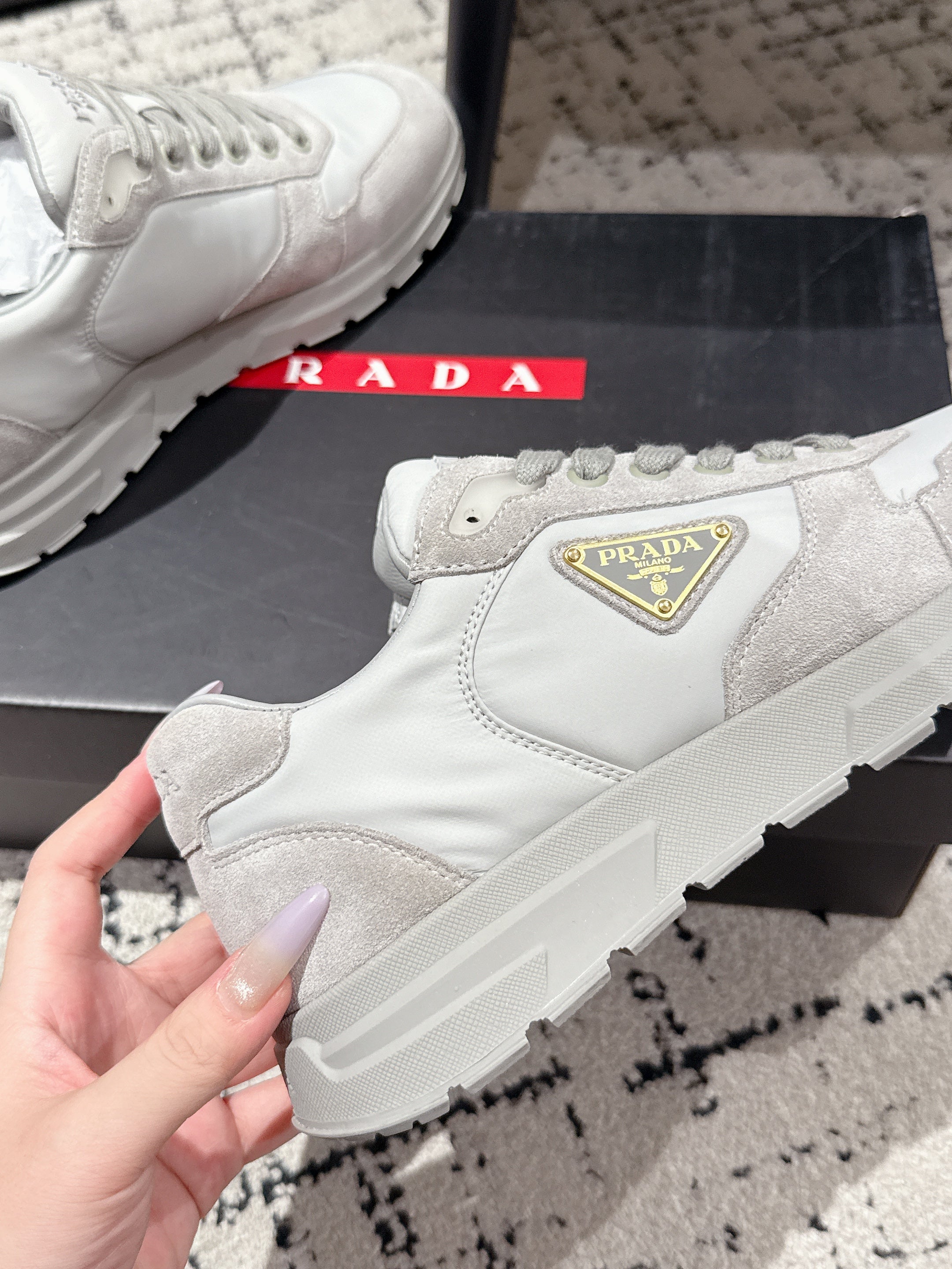 PRADA 25S MEN SNEAKERS LOGO IN WHITE AND LIGHT GRAY NUBUCK AND CANVAS