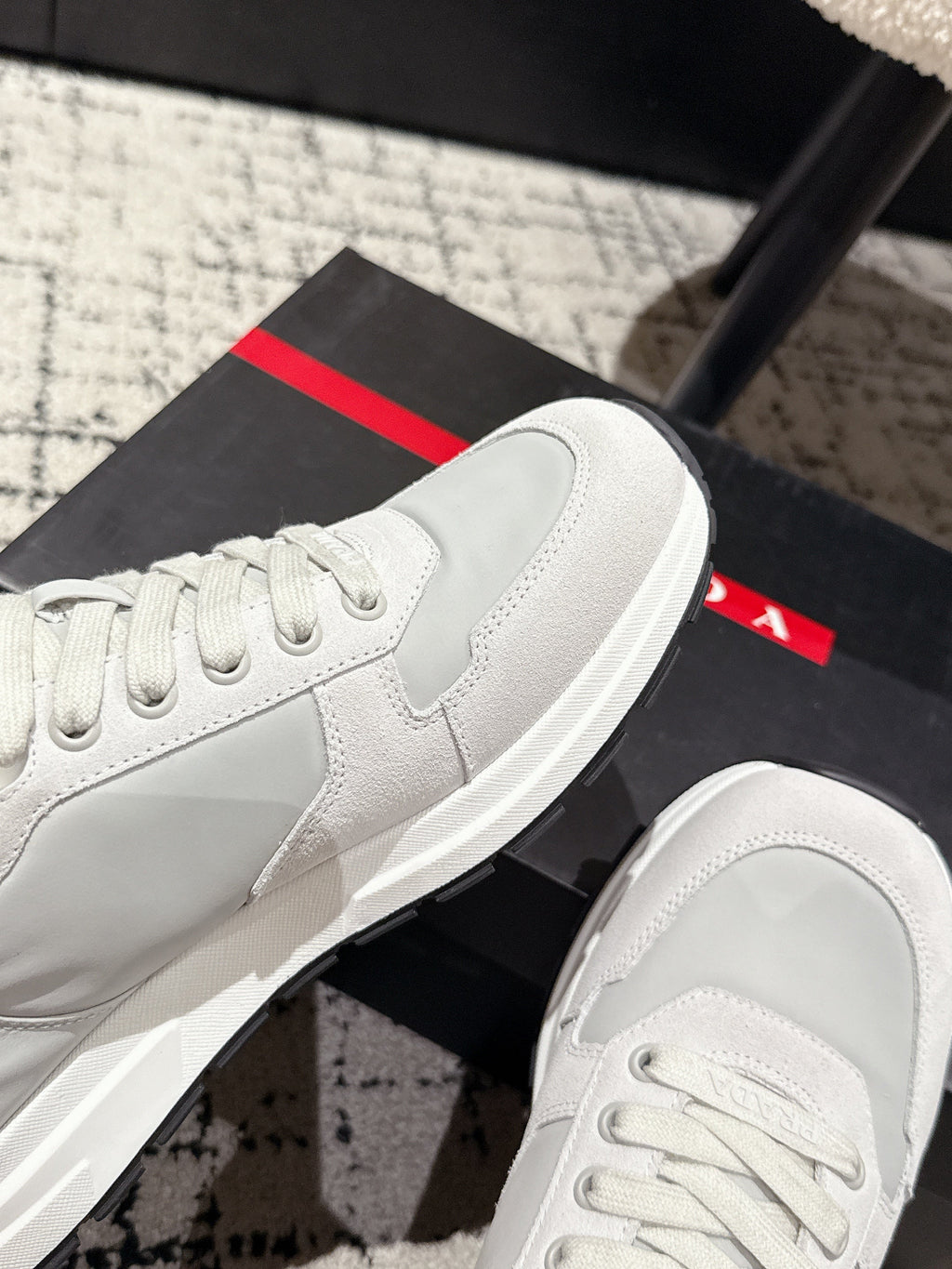 PRADA 25S MEN SNEAKERS LOGO IN WHITE AND MULBERRY NUBUCK AND CANVAS
