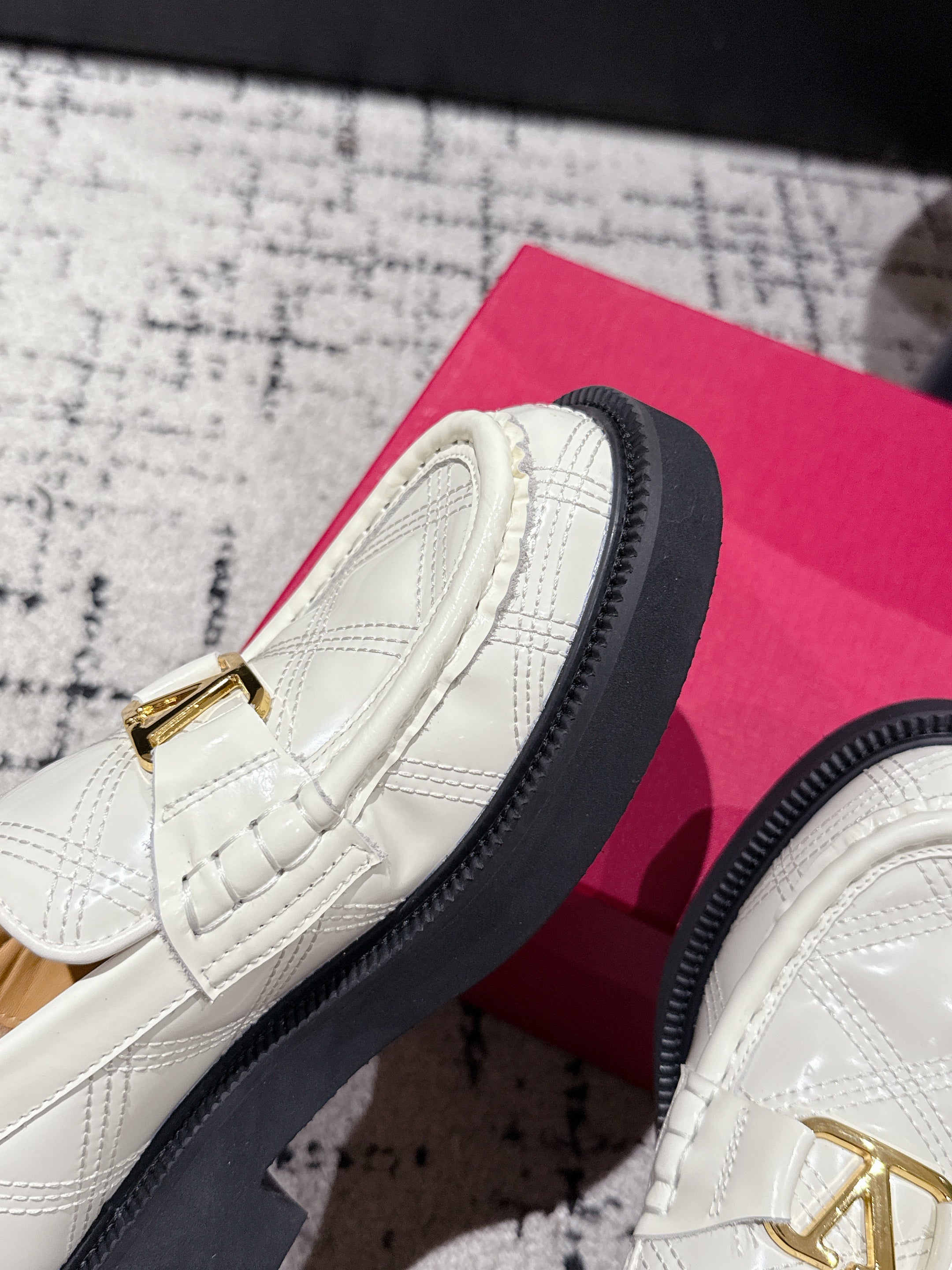 VLTN LOAFER 25S IN CREAM WHITE CALFSKIN WITH GOLD HARDWARE