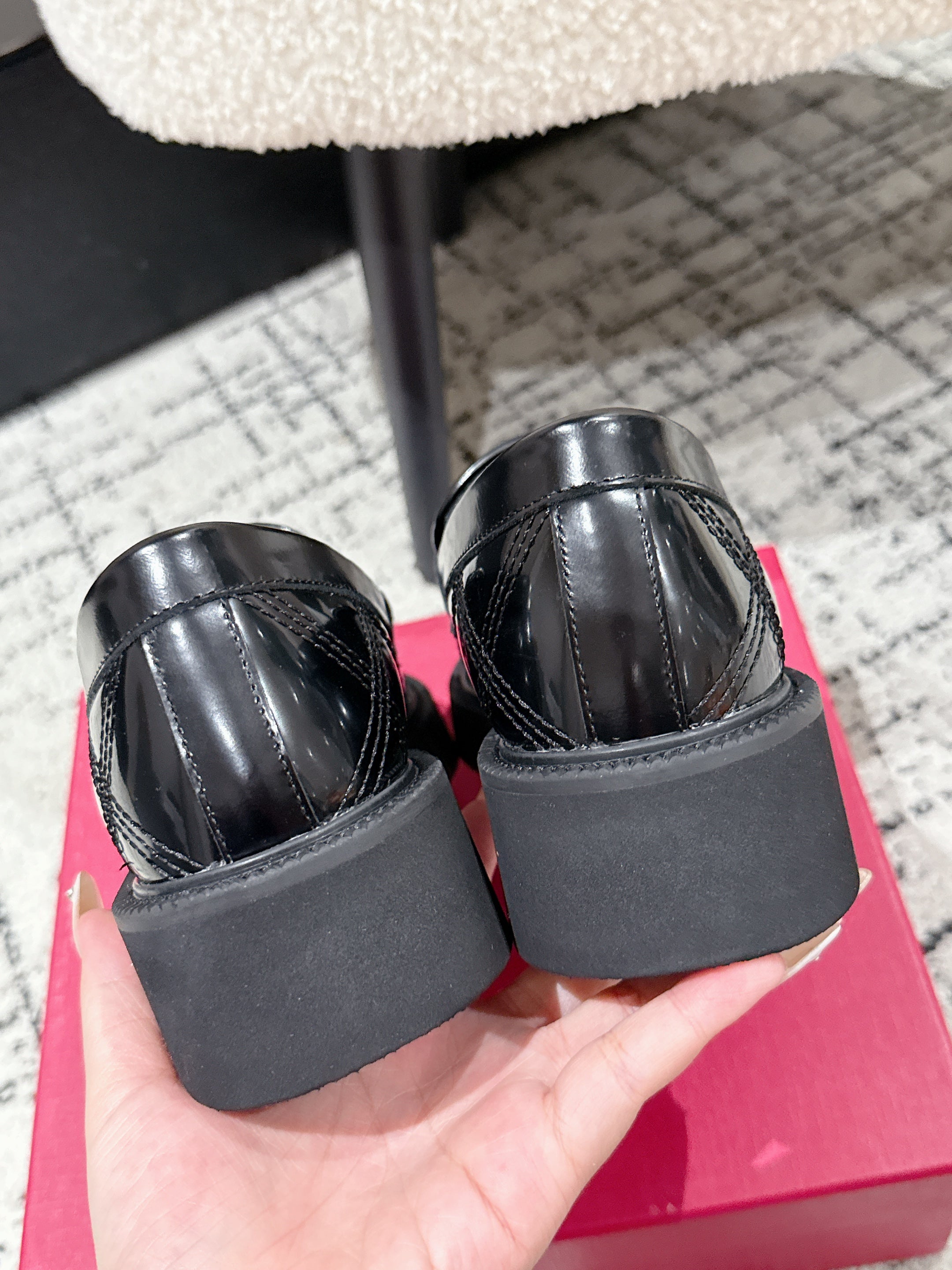 VLTN LOAFER 25S IN BLACK CALFSKIN WITH GOLD HARDWARE