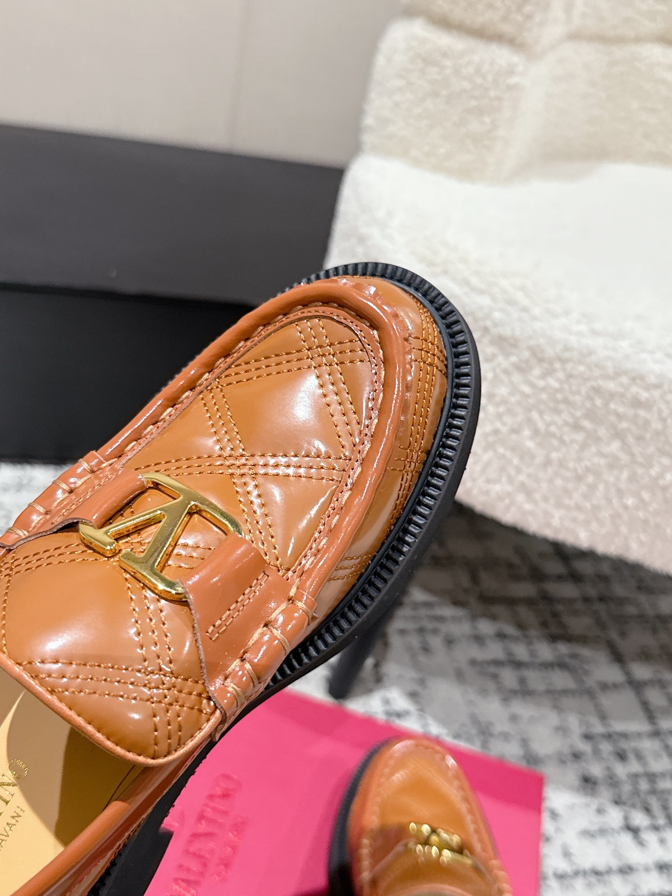 VLTN LOAFER 25S IN BROWN CALFSKIN WITH GOLD HARDWARE