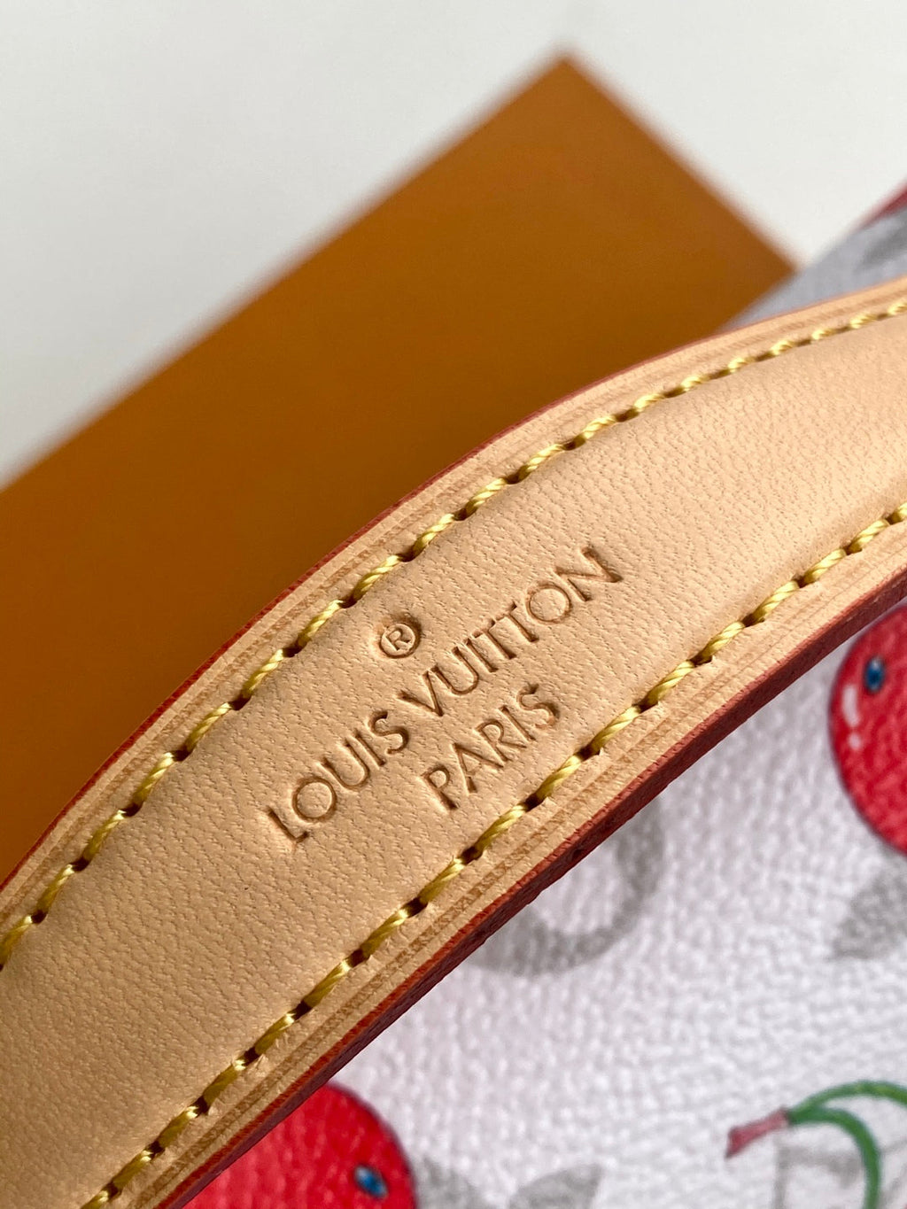 POCHETTE MÉTIS EAST WEST 21.5 IN WHITE WITH CHERRY PRINT MONOGRAM