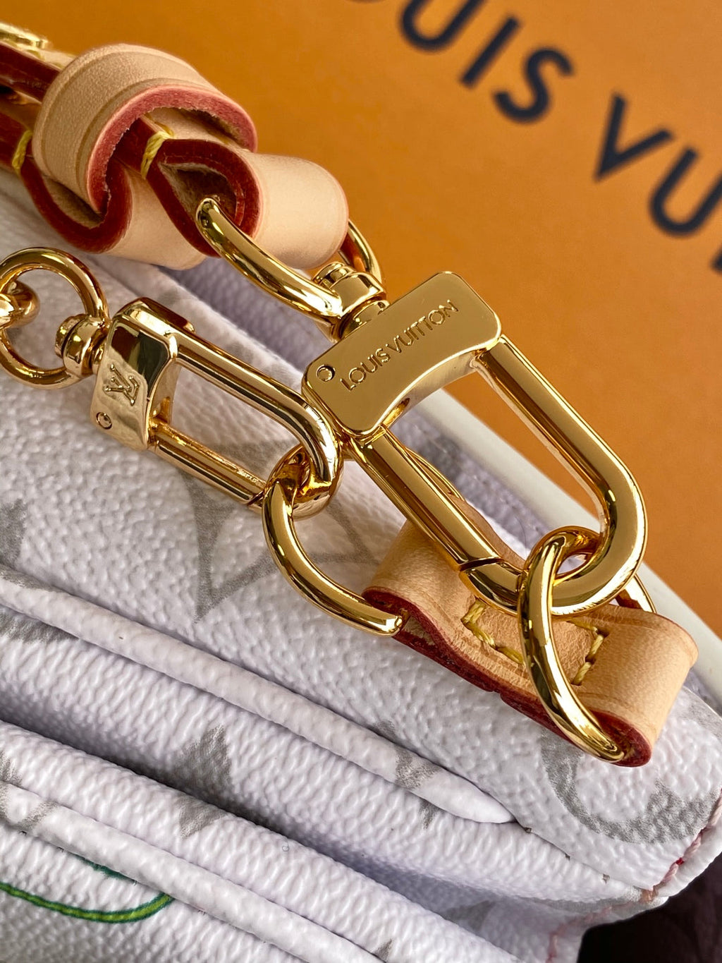 POCHETTE MÉTIS EAST WEST 21.5 IN WHITE WITH CHERRY PRINT MONOGRAM