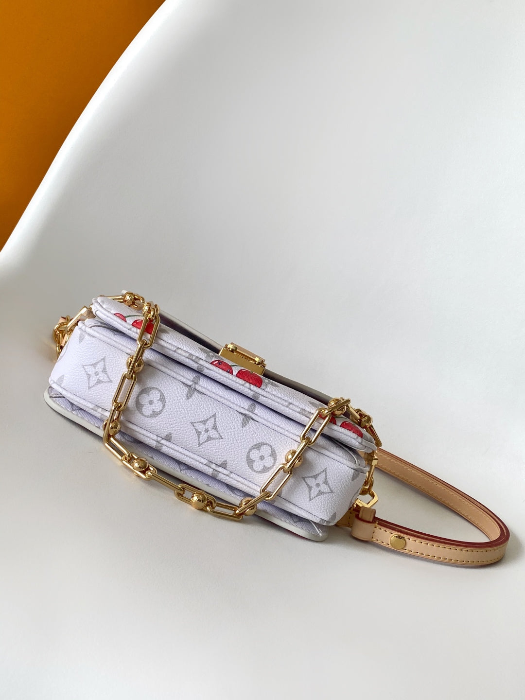 POCHETTE MÉTIS EAST WEST 21.5 IN WHITE WITH CHERRY PRINT MONOGRAM