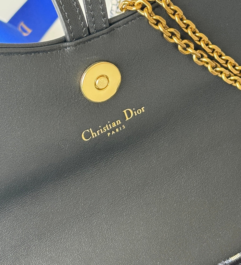 DIOR 25S MEDIUM SADDLE POUCH WITH CHAIN 21 IN BLUE BLACK DIOR OBLIQUE JACQUARD CANVAS AND CALFSKIN