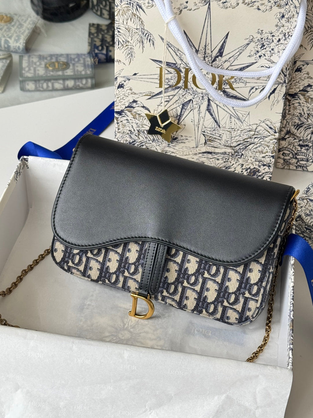 DIOR 25S MEDIUM SADDLE POUCH WITH CHAIN 21 IN BLUE BLACK DIOR OBLIQUE JACQUARD CANVAS AND CALFSKIN
