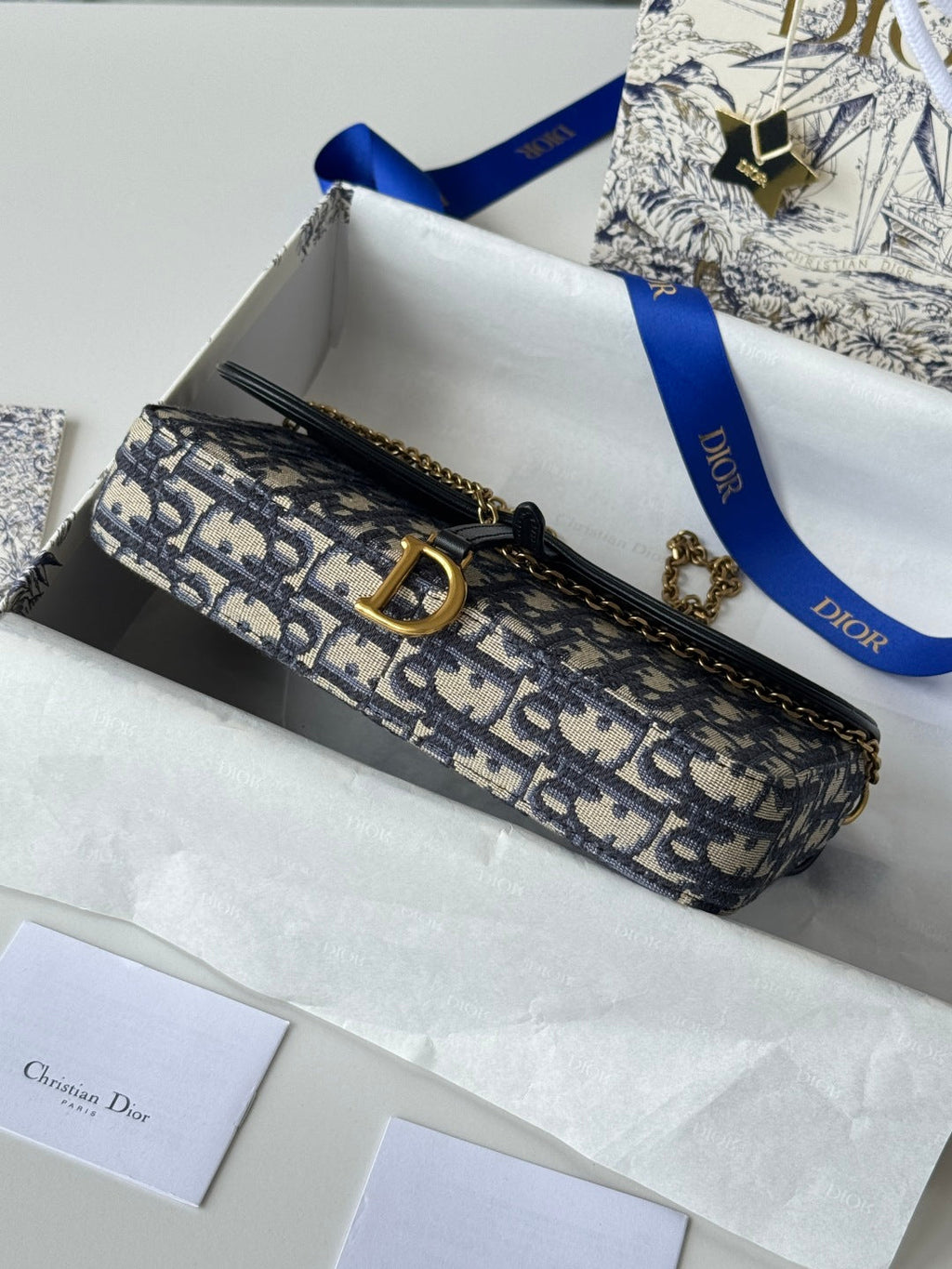 DIOR 25S MEDIUM SADDLE POUCH WITH CHAIN 21 IN BLUE BLACK DIOR OBLIQUE JACQUARD CANVAS AND CALFSKIN