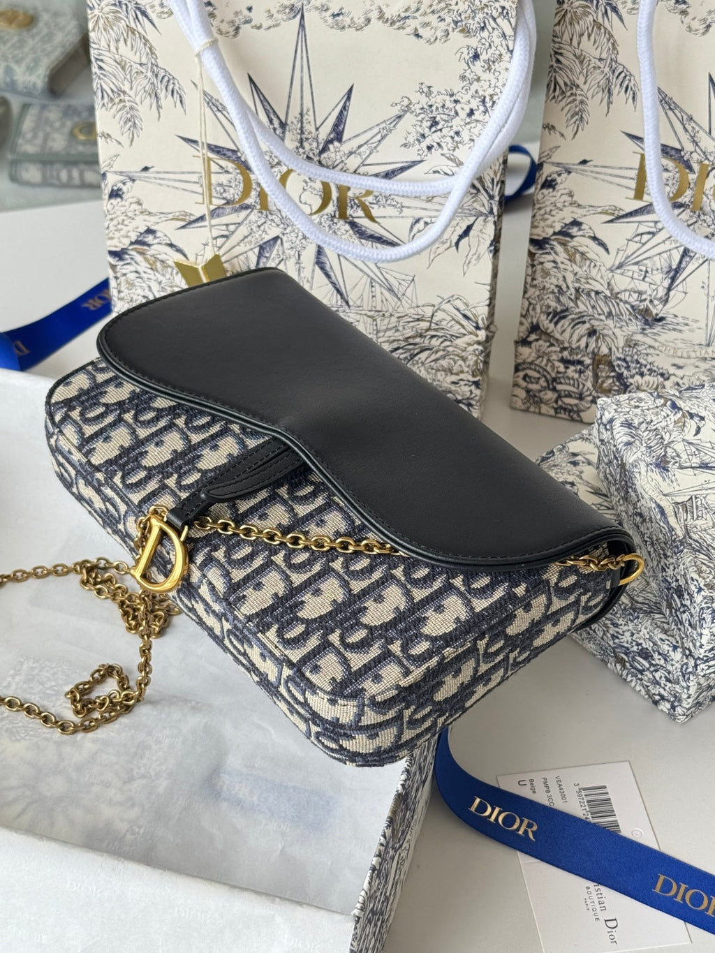 DIOR 25S MEDIUM SADDLE POUCH WITH CHAIN 21 IN BLUE BLACK DIOR OBLIQUE JACQUARD CANVAS AND CALFSKIN