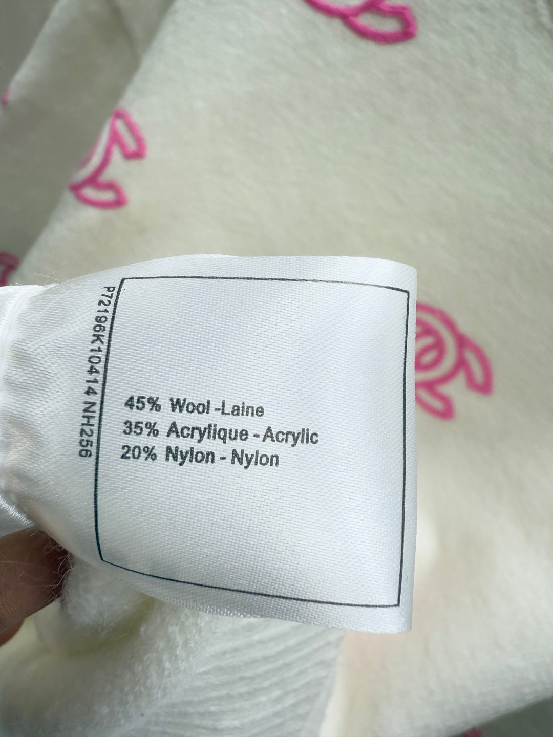 CHANEL 25S LONG-SLEEVE ROUND-NECK SWEATER 526