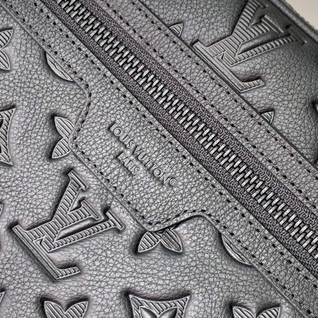 POCHETTE KASAI 24.5 IN BLACK MONOGRAM SHADOW CALFSKIN