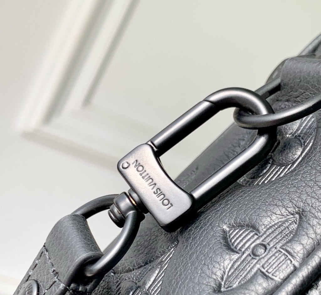 POCHETTE KASAI 24.5 IN BLACK MONOGRAM SHADOW CALFSKIN