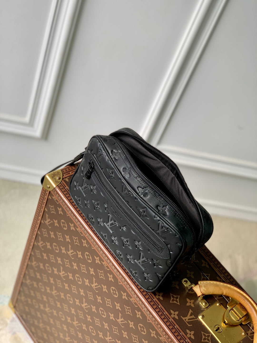 POCHETTE KASAI 24.5 IN BLACK MONOGRAM SHADOW CALFSKIN
