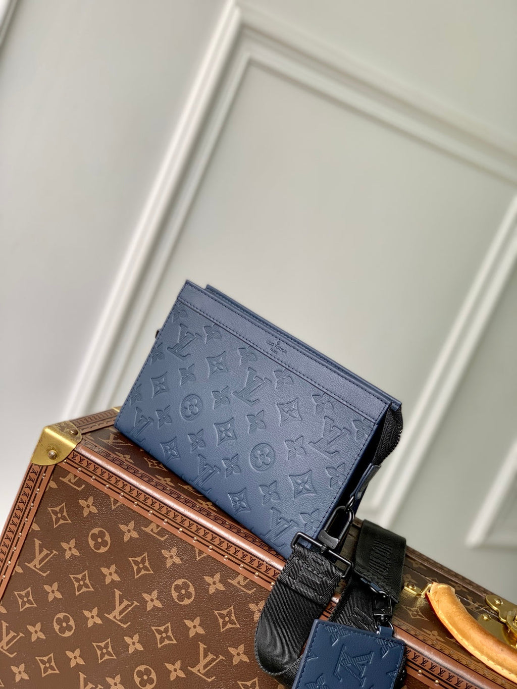 POCHETTE VOYAGE 22 IN DARK BLUE MONOGRAM SHADOW CALFSKIN