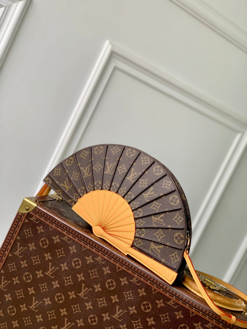 LV FAN 37 IN BROWN MONOGRAM COATED CANVAS AND CALFSKIN