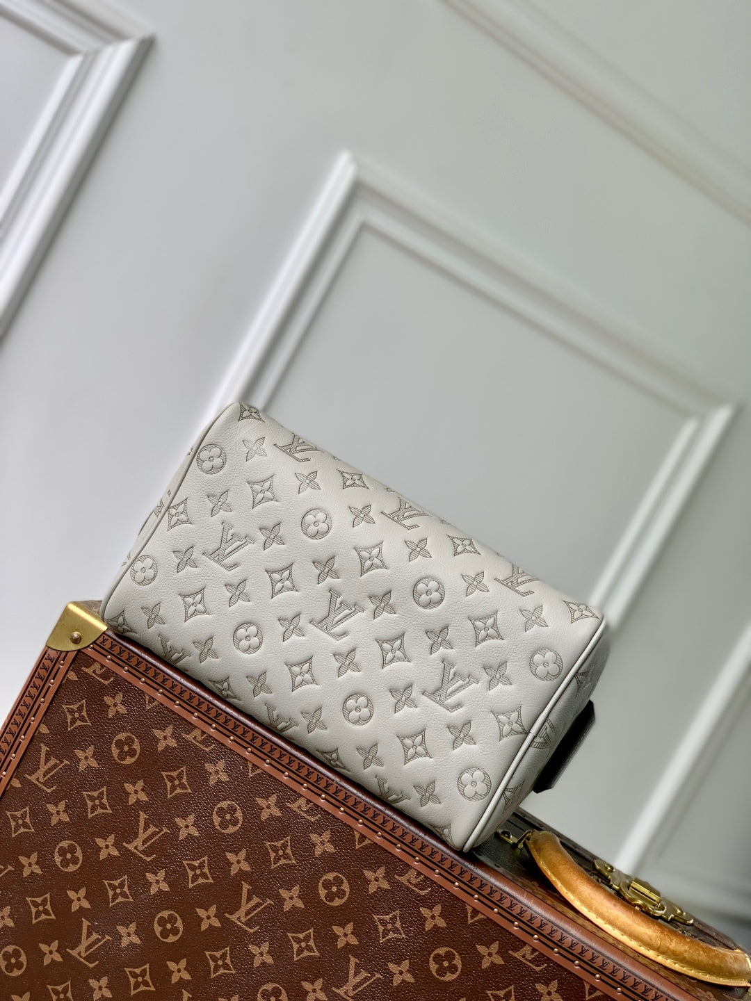 DOPP KIT 28 IN LIGHT GREY MONOGRAM SHADOW CALFSKIN