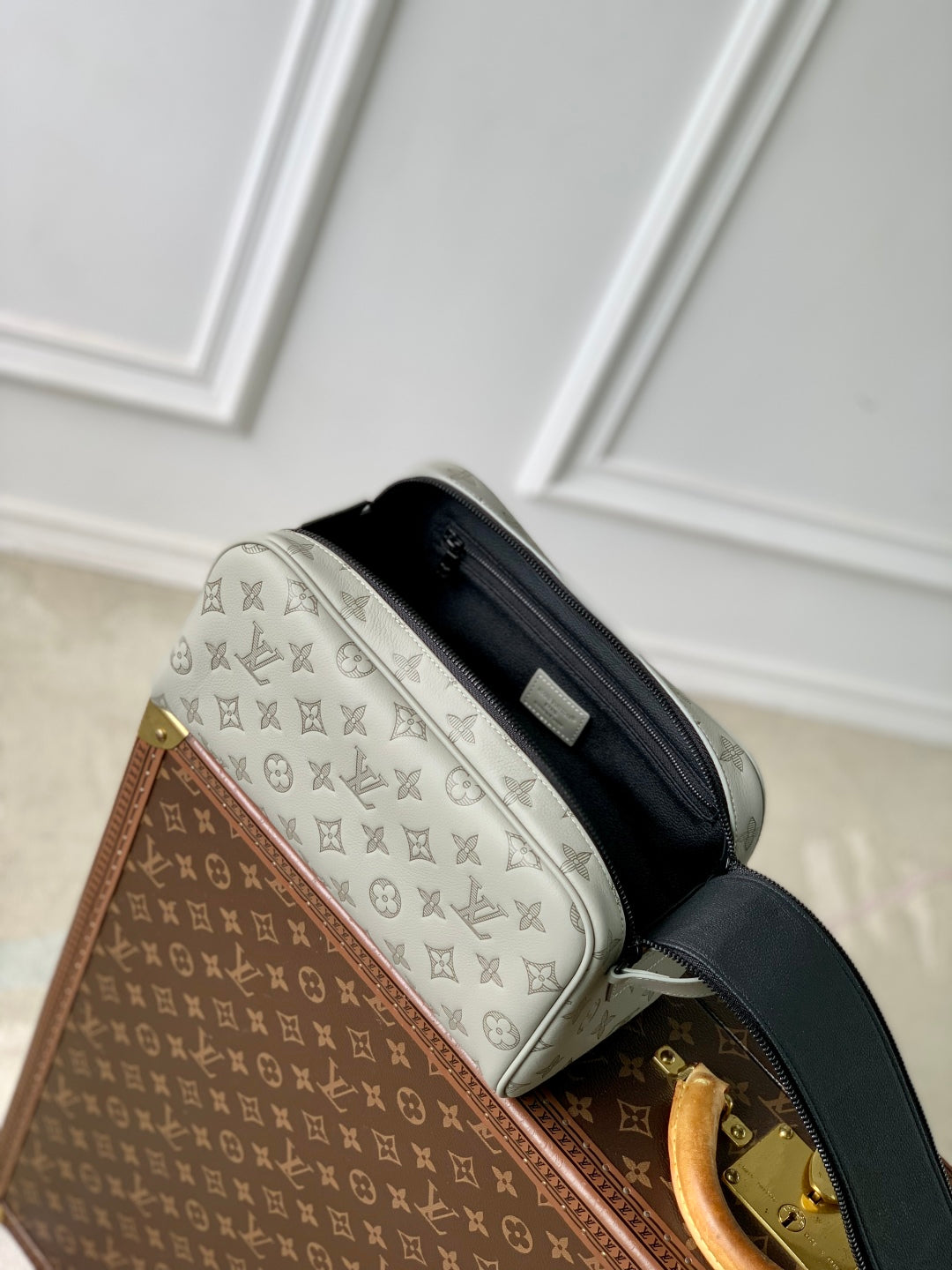 DOPP KIT 28 IN LIGHT GREY MONOGRAM SHADOW CALFSKIN