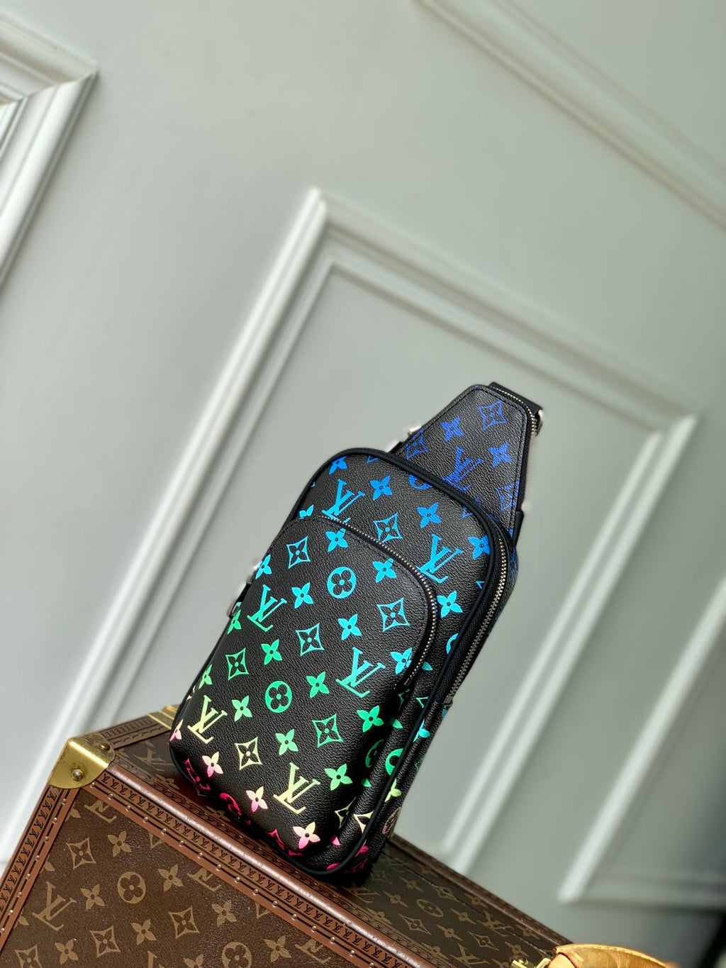 AVENUE SLINGBAG 18 IN BLACK MONOGRAM ECLIPSE CANVAS MULTICOLOR GRADIANT LOGO