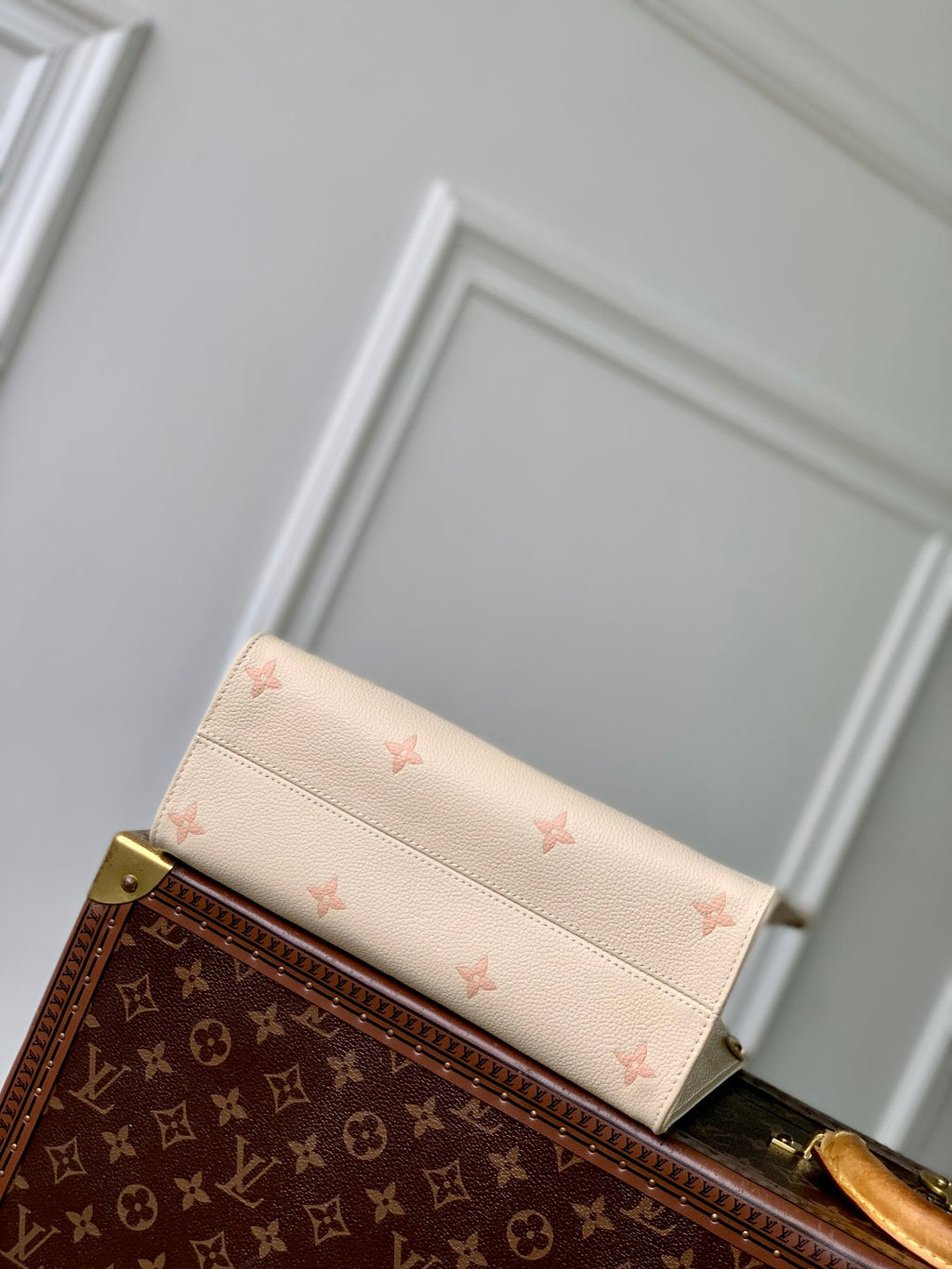 ONTHEGO 25 IN CREAM MONOGRAM EMPREINTE CALFSKIN EMBOSSED LOGO