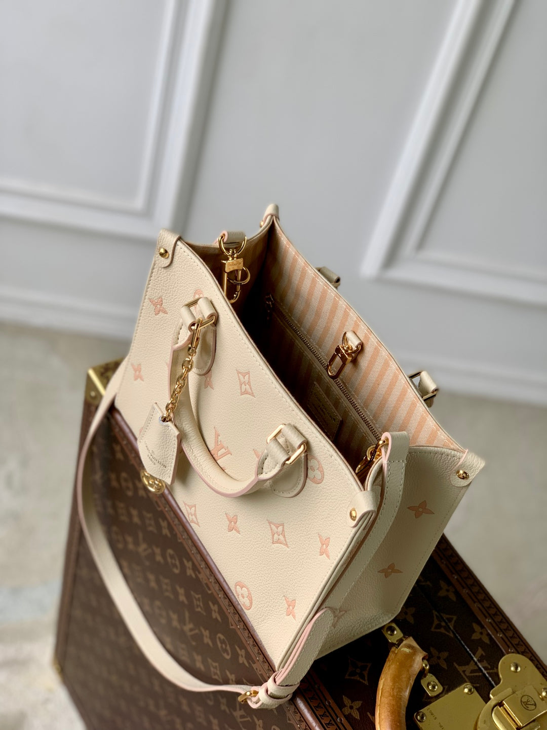 ONTHEGO 25 IN CREAM MONOGRAM EMPREINTE CALFSKIN EMBOSSED LOGO