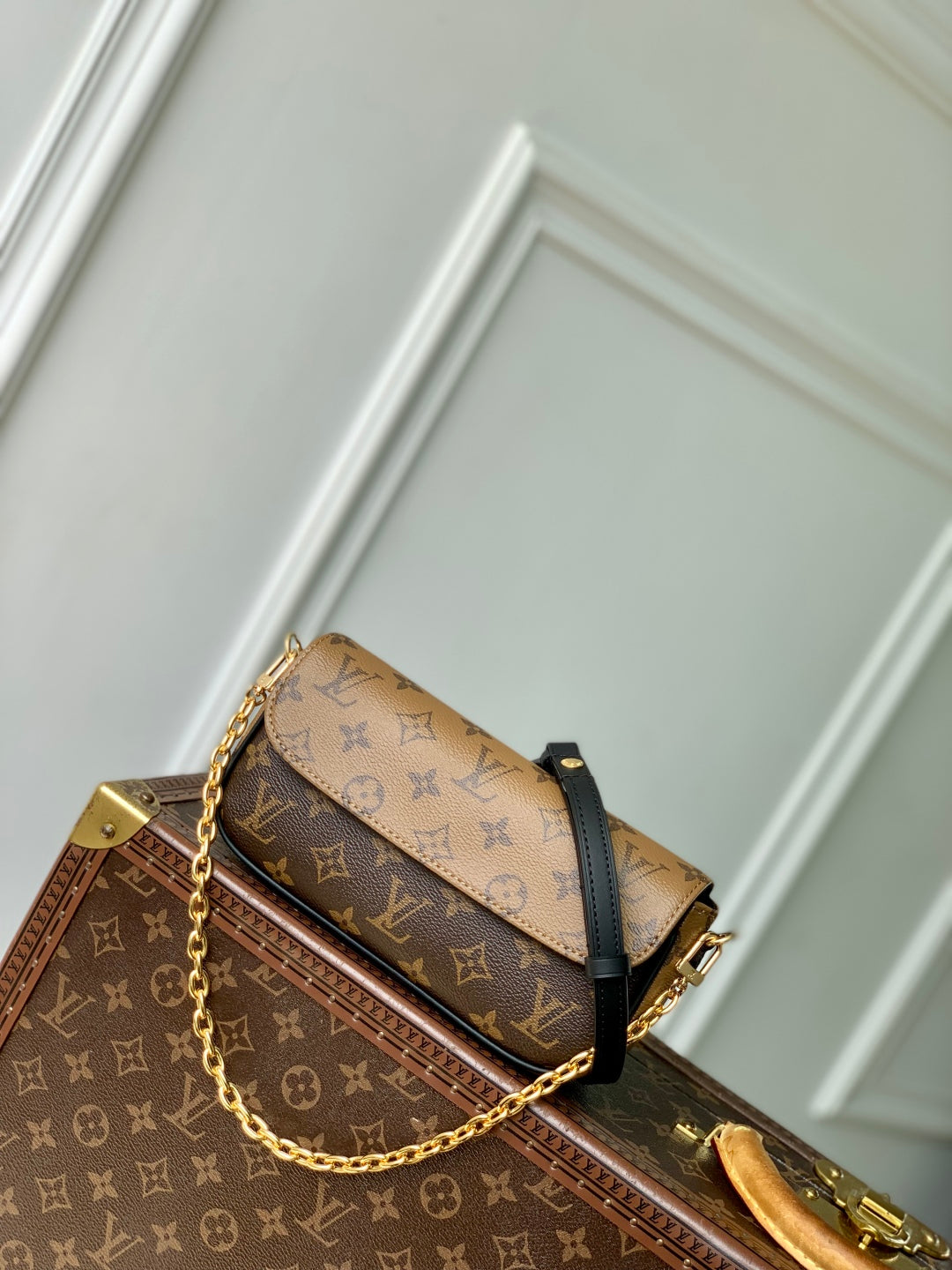 WALLET ON CHAIN IVY 23 IN BROWN MONOGRAM REVERSE CANVAS