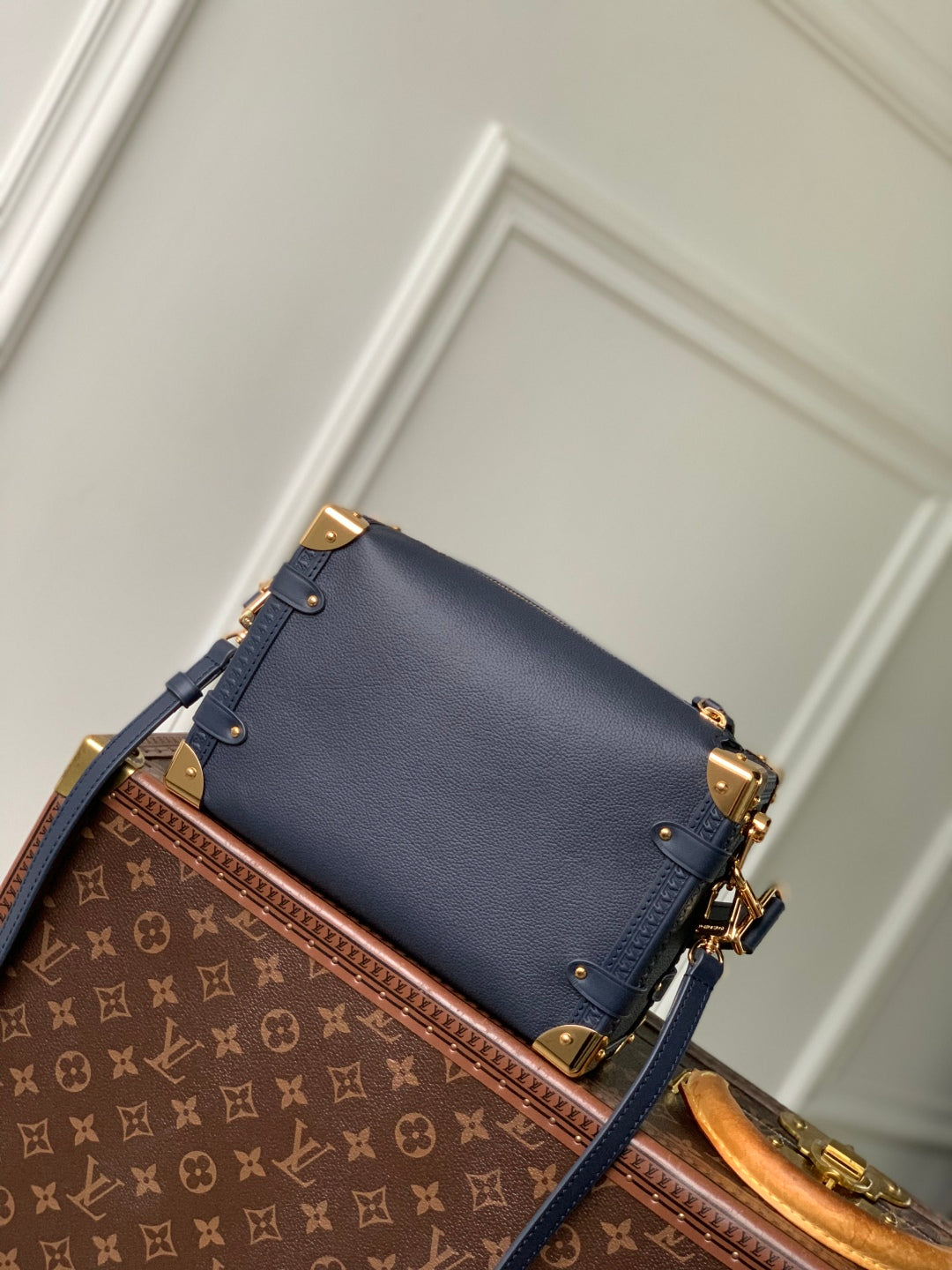 SIDE TRUNK 23.5 IN NAVY BLUE CALFSKIN SLOCK GOLD