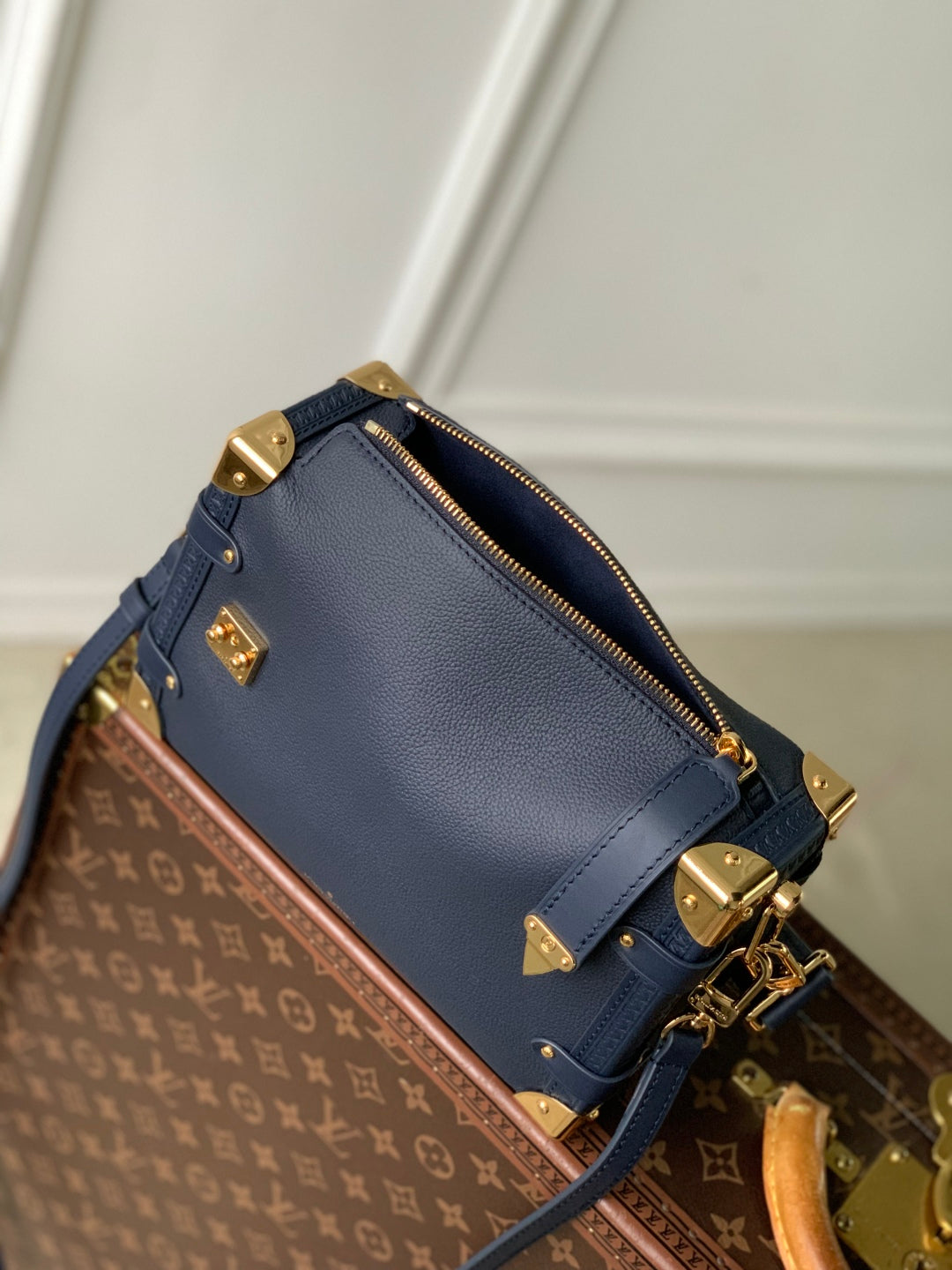 SIDE TRUNK 23.5 IN NAVY BLUE CALFSKIN SLOCK GOLD