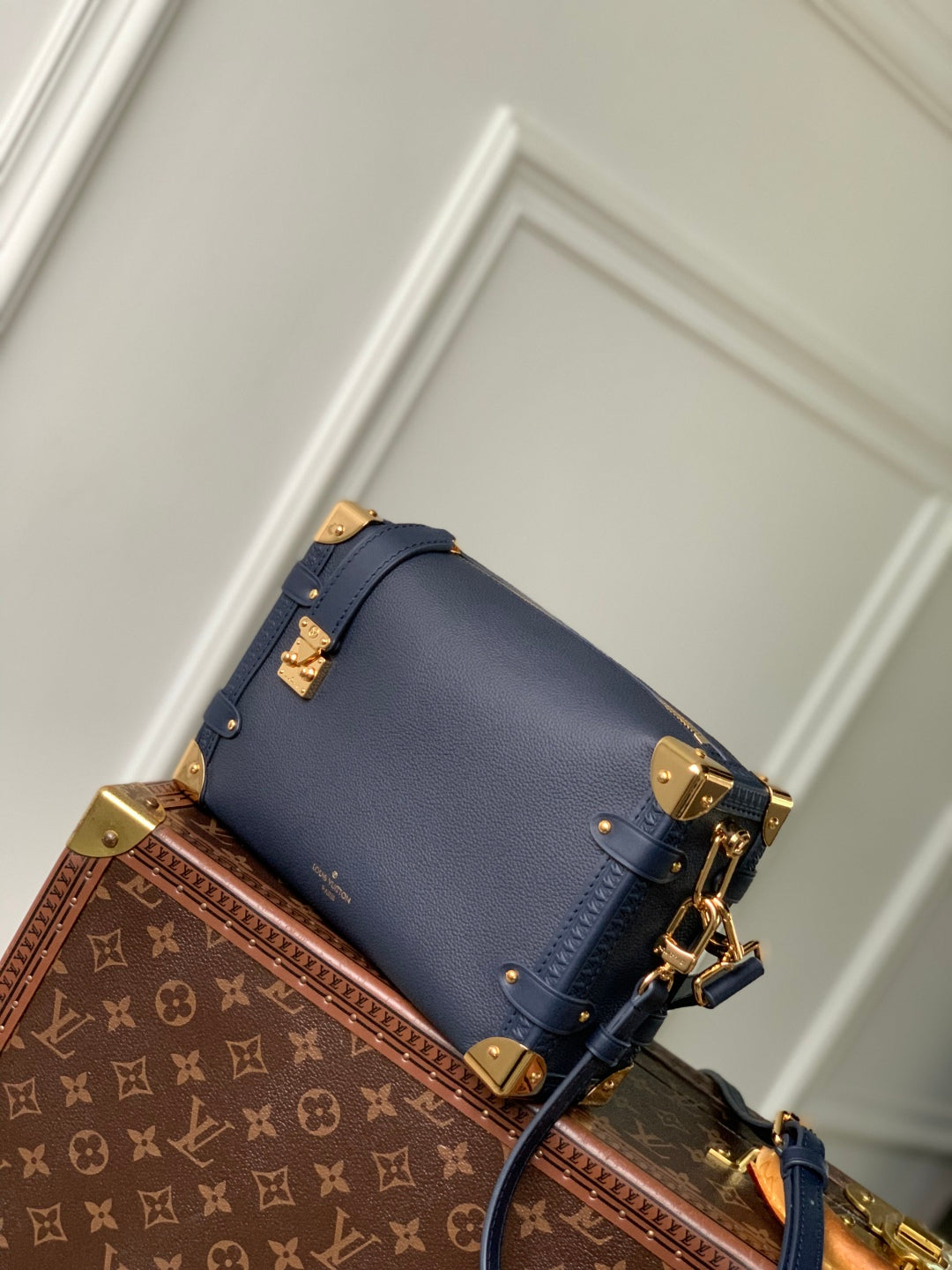 SIDE TRUNK 23.5 IN NAVY BLUE CALFSKIN SLOCK GOLD