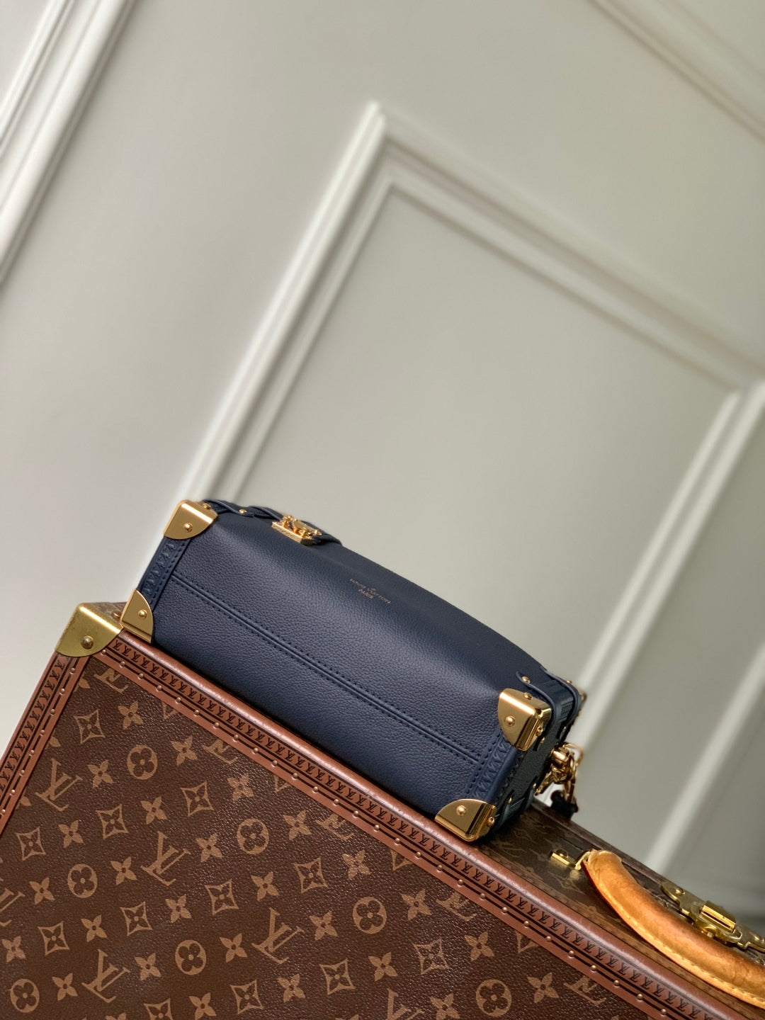 SIDE TRUNK 23.5 IN NAVY BLUE CALFSKIN SLOCK GOLD