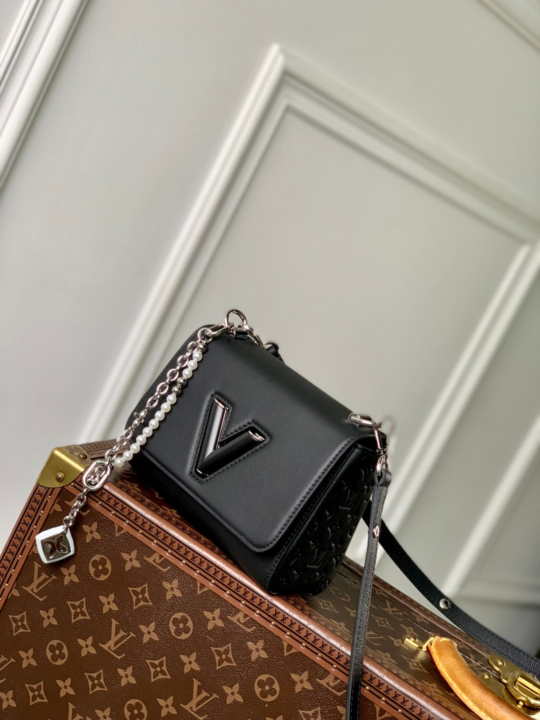 TWIST SLIM 19 IN BLACK TAURILLON CALFSKIN WITH PEARL CHAIN