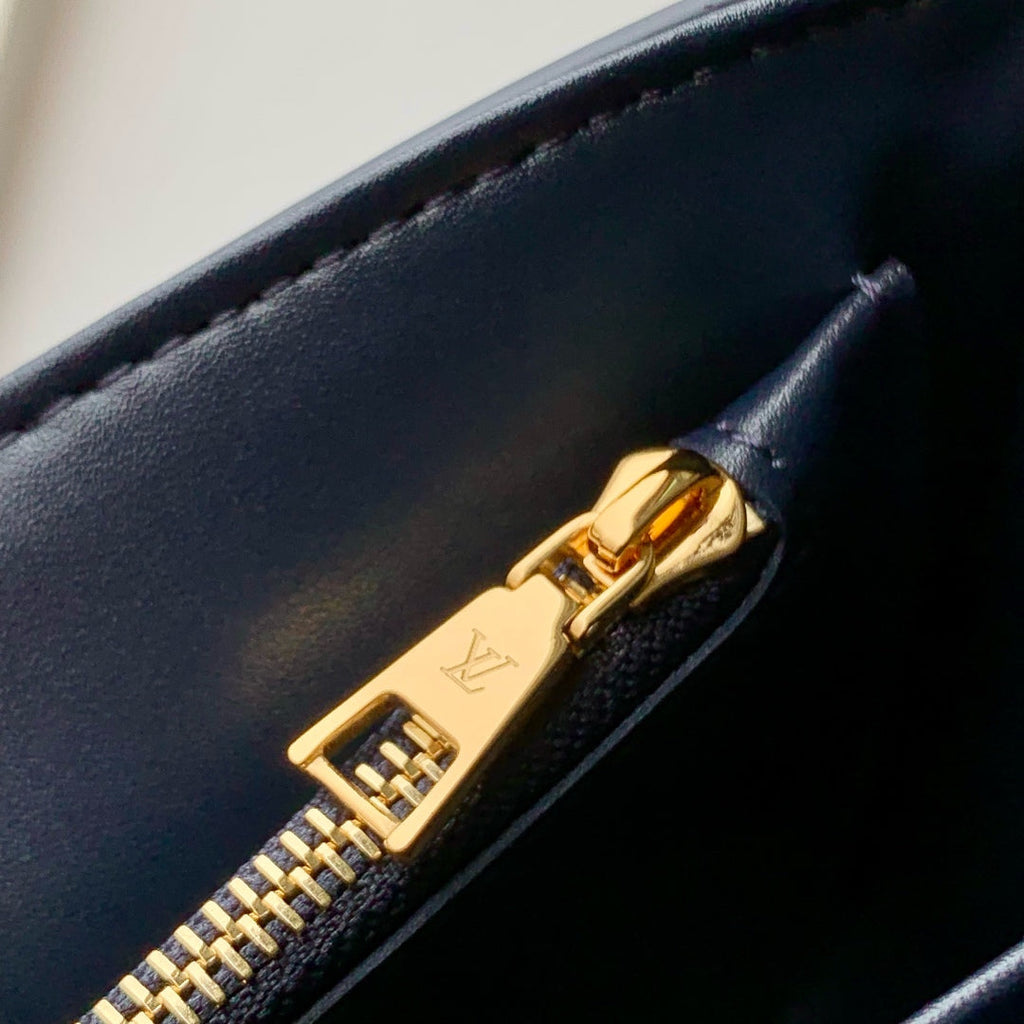 TWIST SLIM 19 IN NAVY BLUE TAURILLON CALFSKIN GOLD HARDWARE